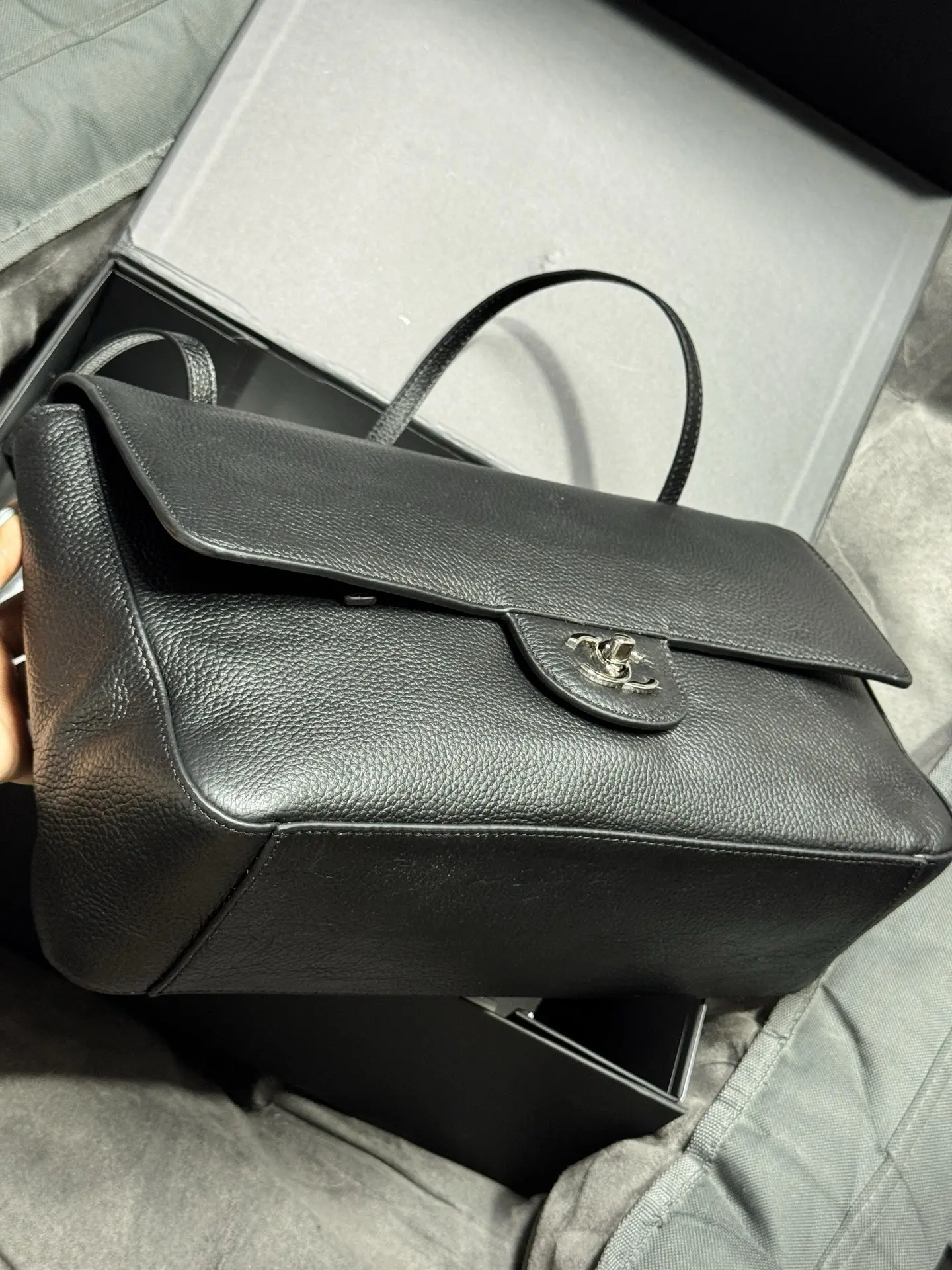 Maxi Flap Bag in Grained Leather D52017839 — view 4