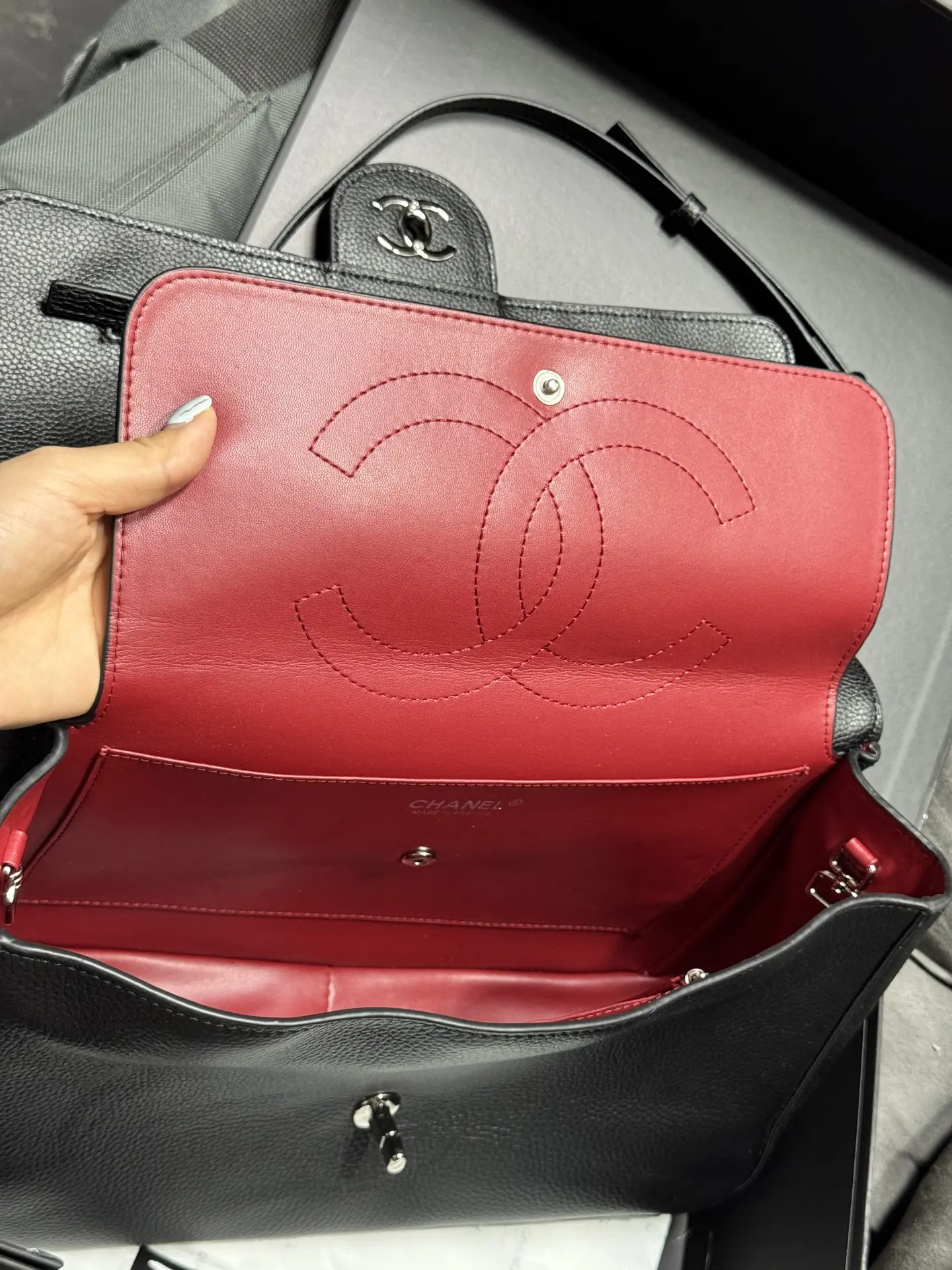 Maxi Flap Bag in Grained Leather D52017839 — view 8