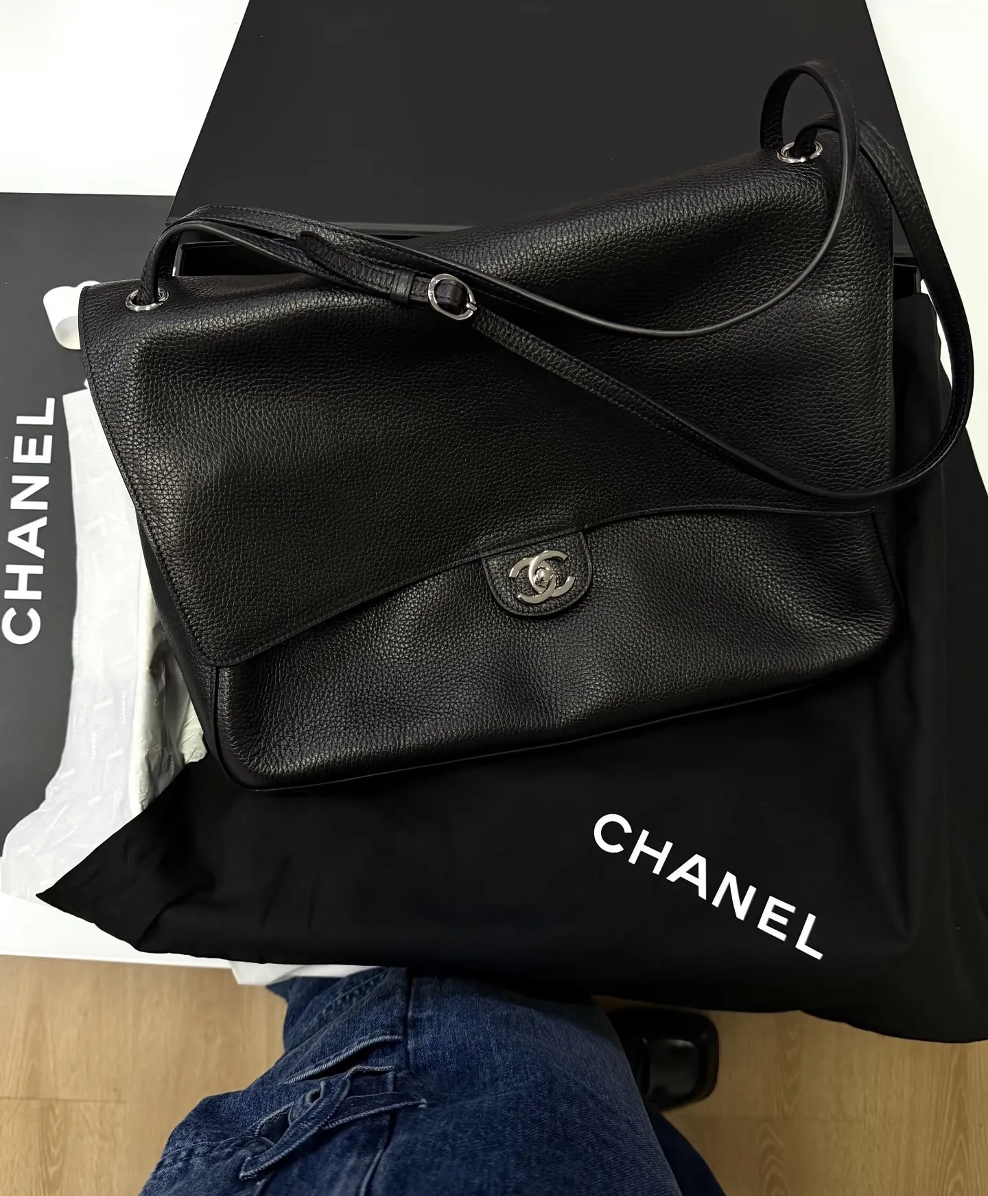 Maxi Flap Grained Leather Shoulder Bag D52017840