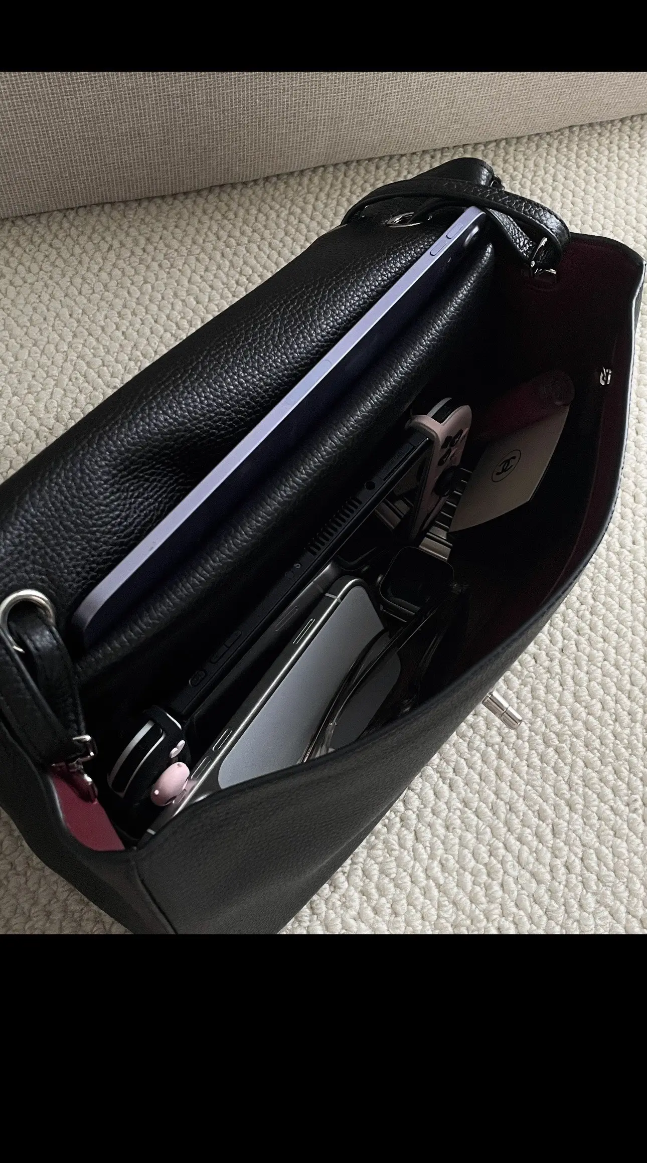 Maxi Flap Grained Leather Shoulder Bag D52017840 — view 3