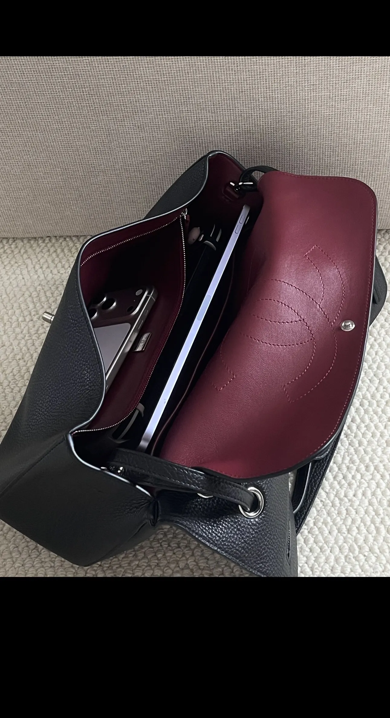 Maxi Flap Grained Leather Shoulder Bag D52017840 — view 4