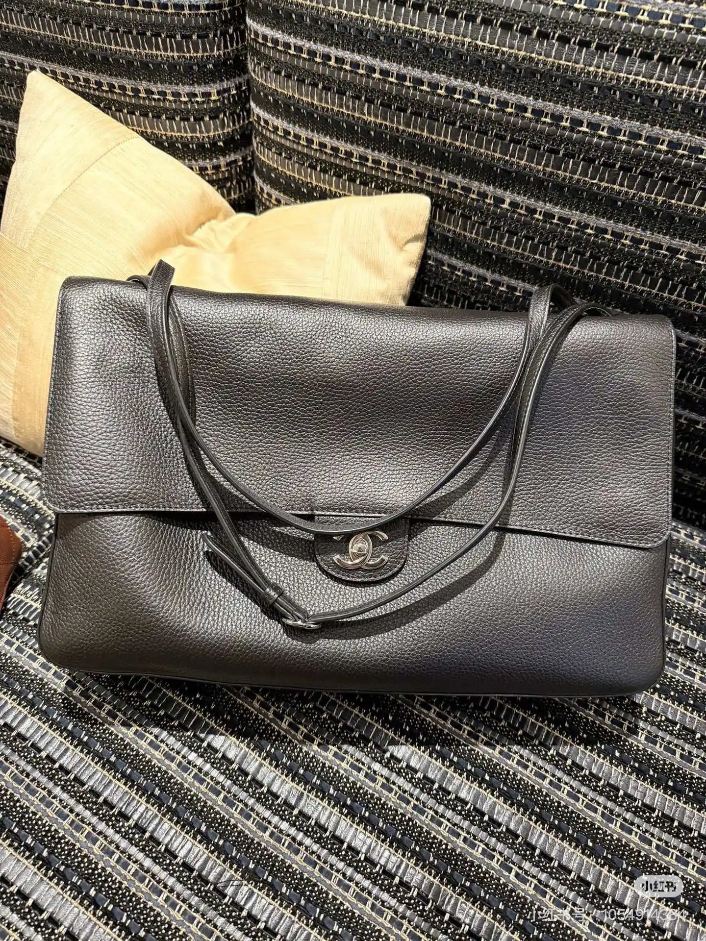 Maxi Flap Shoulder Bag D52017841 — view 2