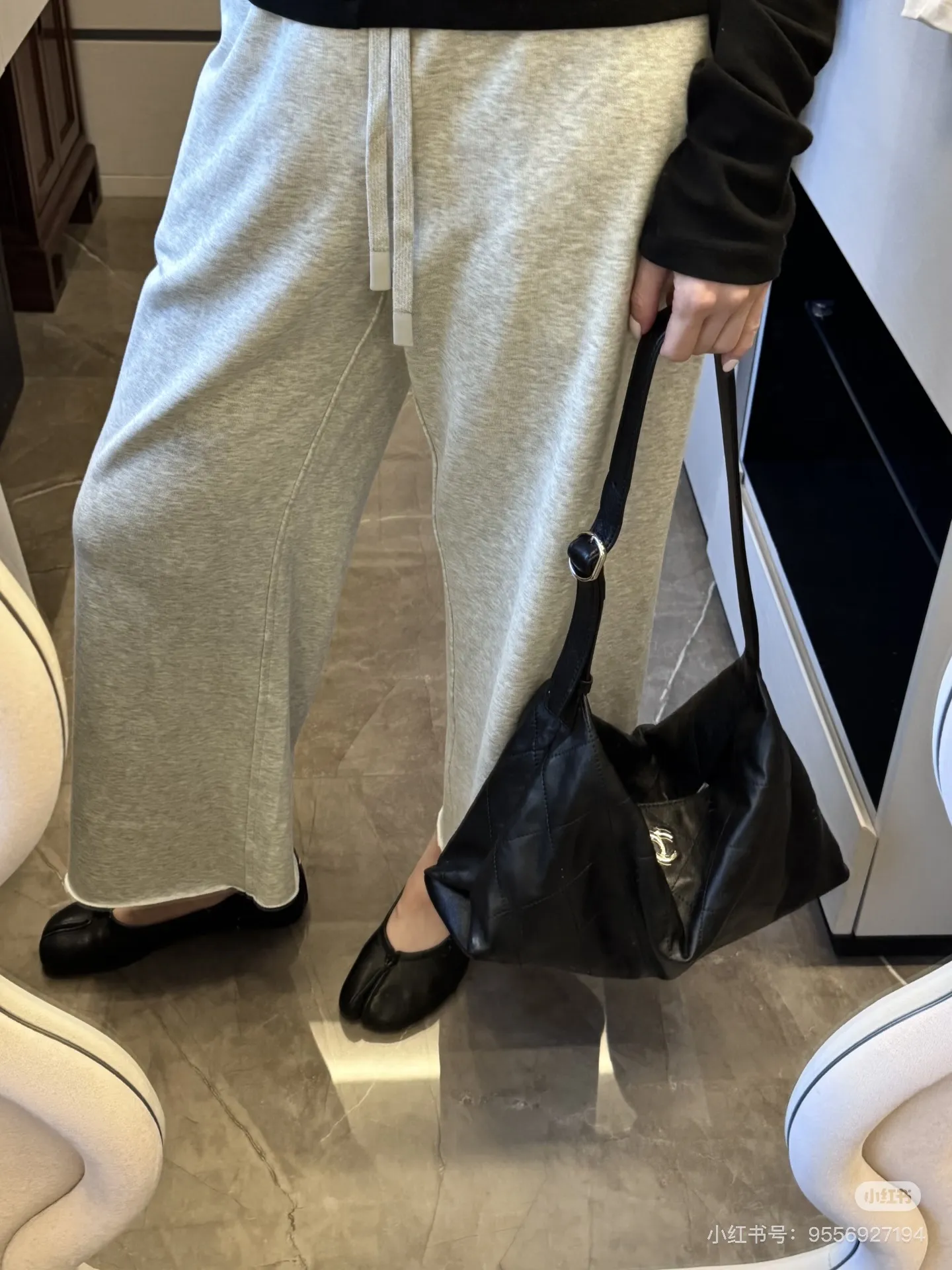 Chanel Quilted Hobo Bag D52017844 — view 2
