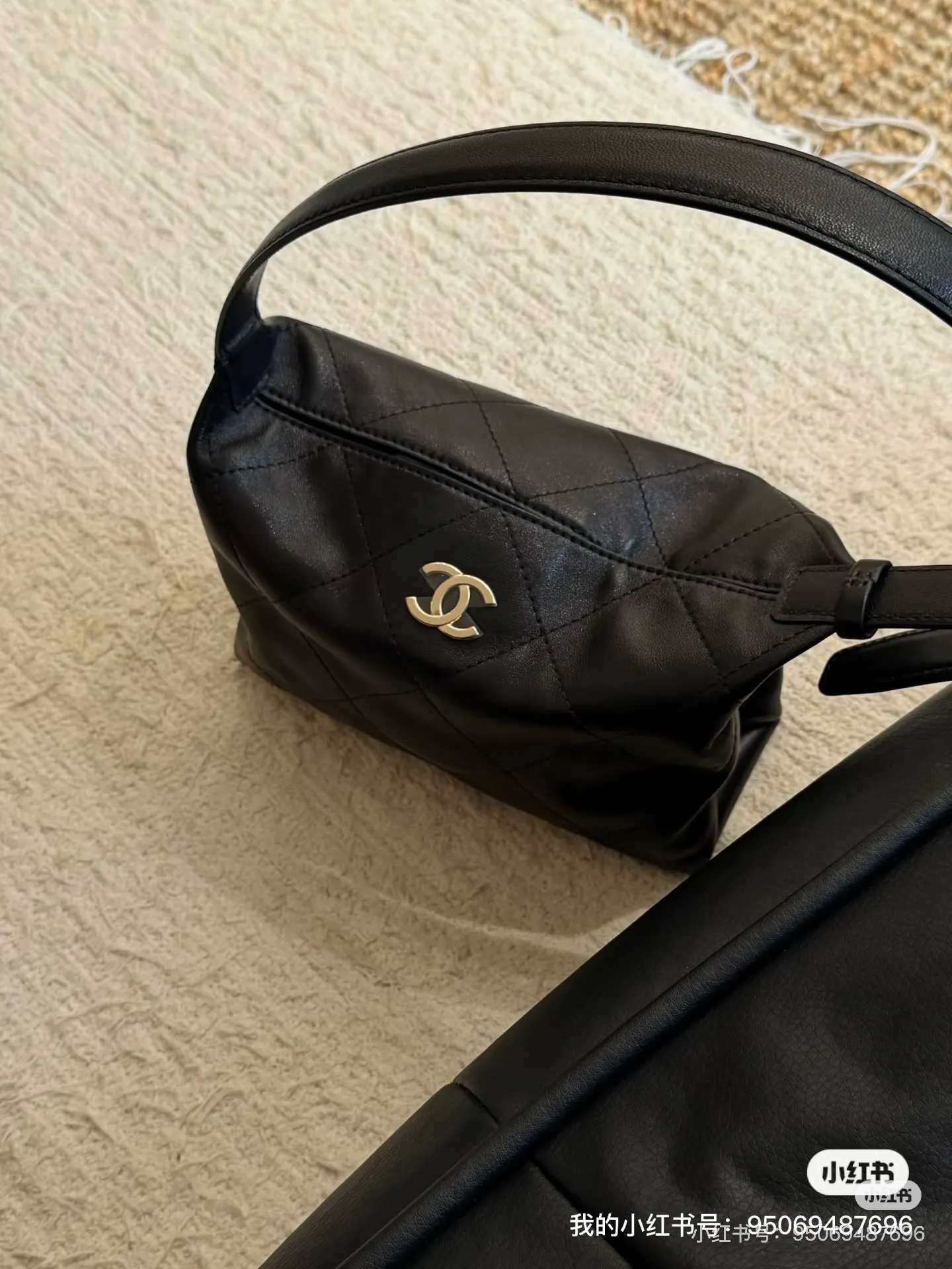 Chanel Quilted Hobo Bag D52017844 — view 5