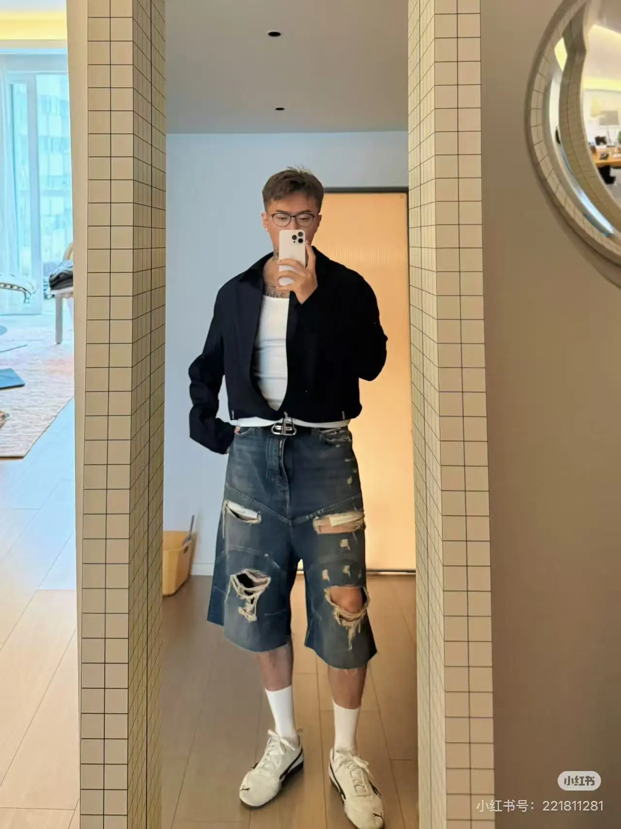 Baggy Distressed Denim Shorts D24518721