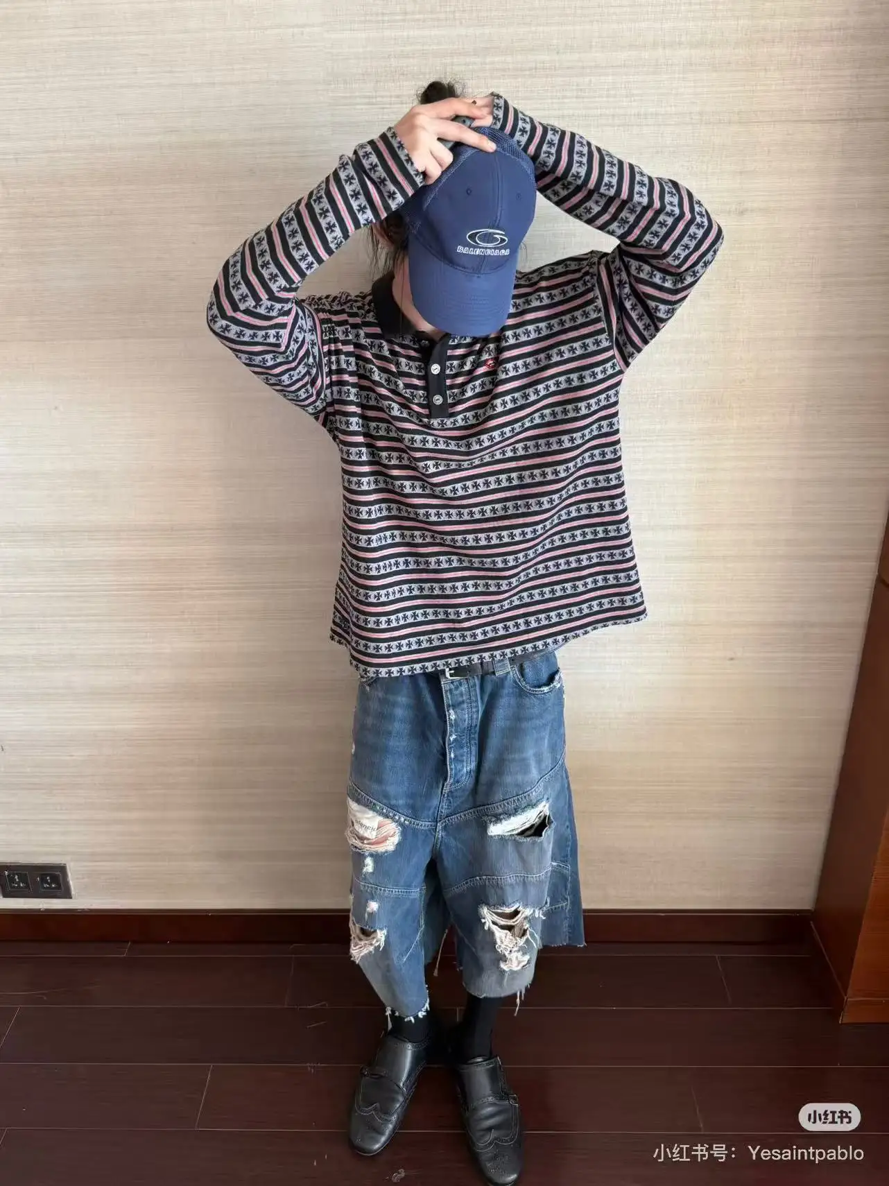 Baggy Distressed Denim Shorts D24518721 — view 2