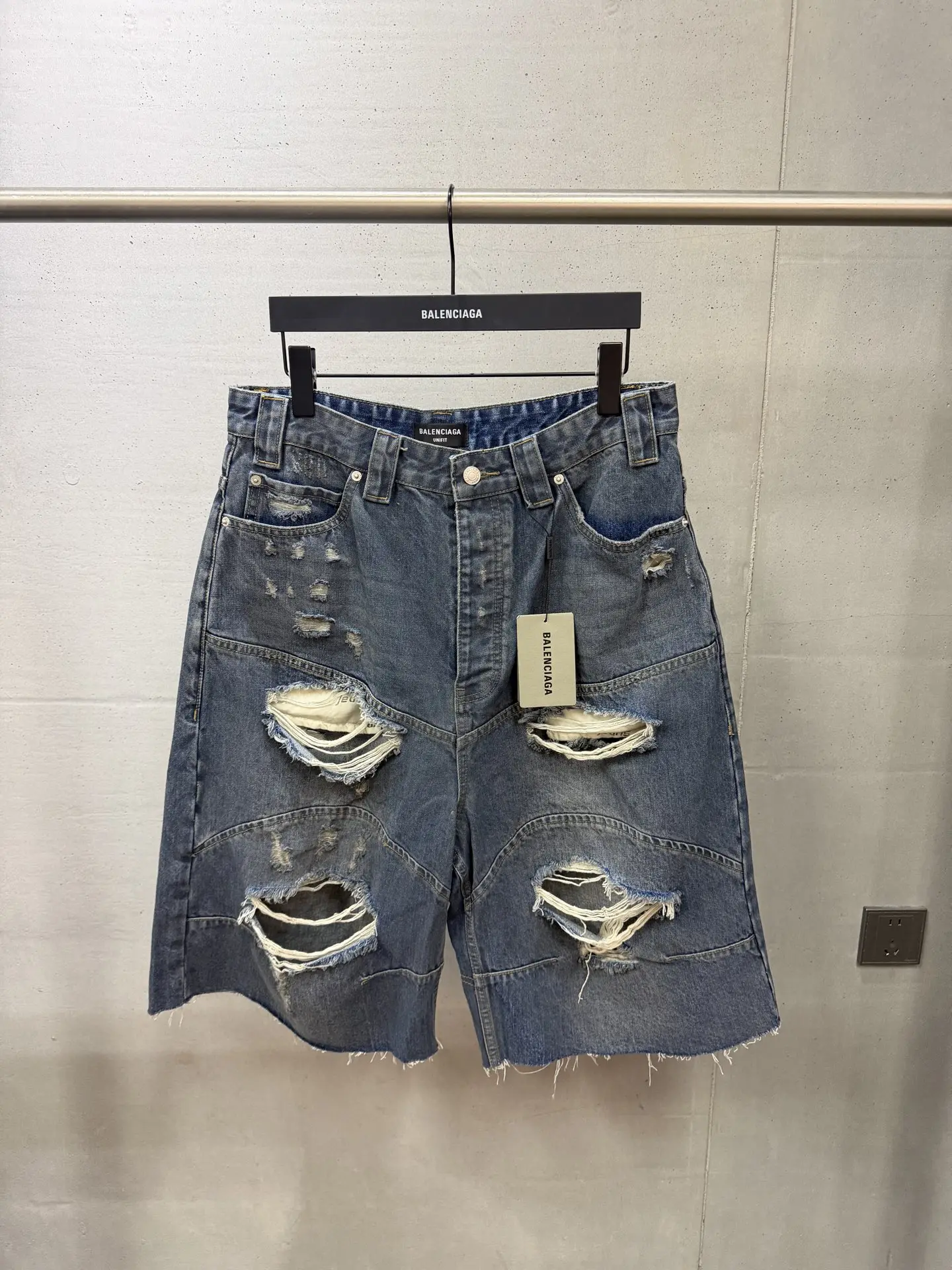 Baggy Distressed Denim Shorts D24518721 — view 10