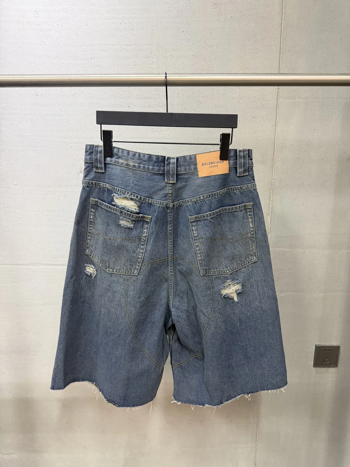 Baggy Distressed Denim Shorts D24518721 — view 11