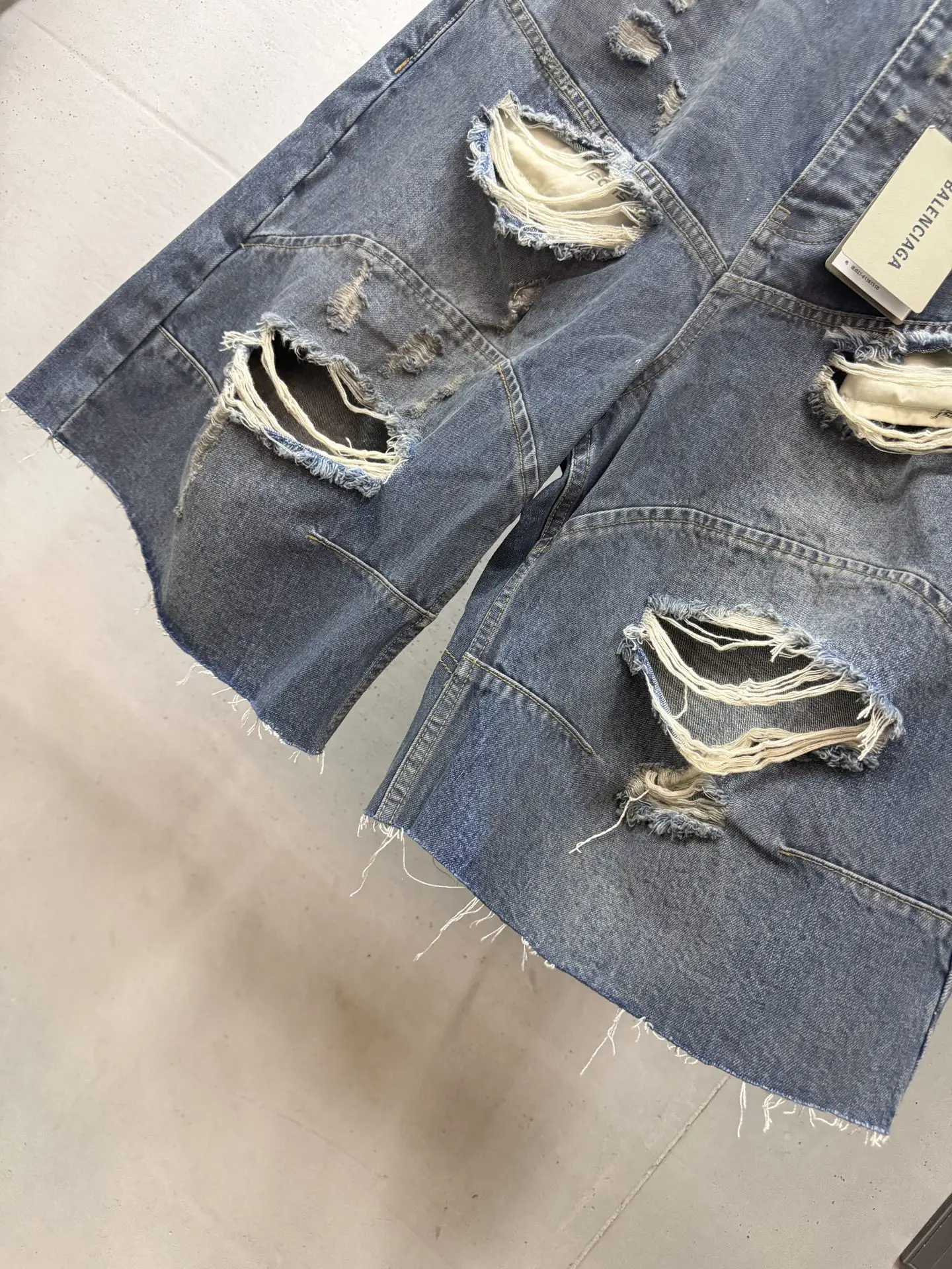 Baggy Distressed Denim Shorts D24518721 — view 14