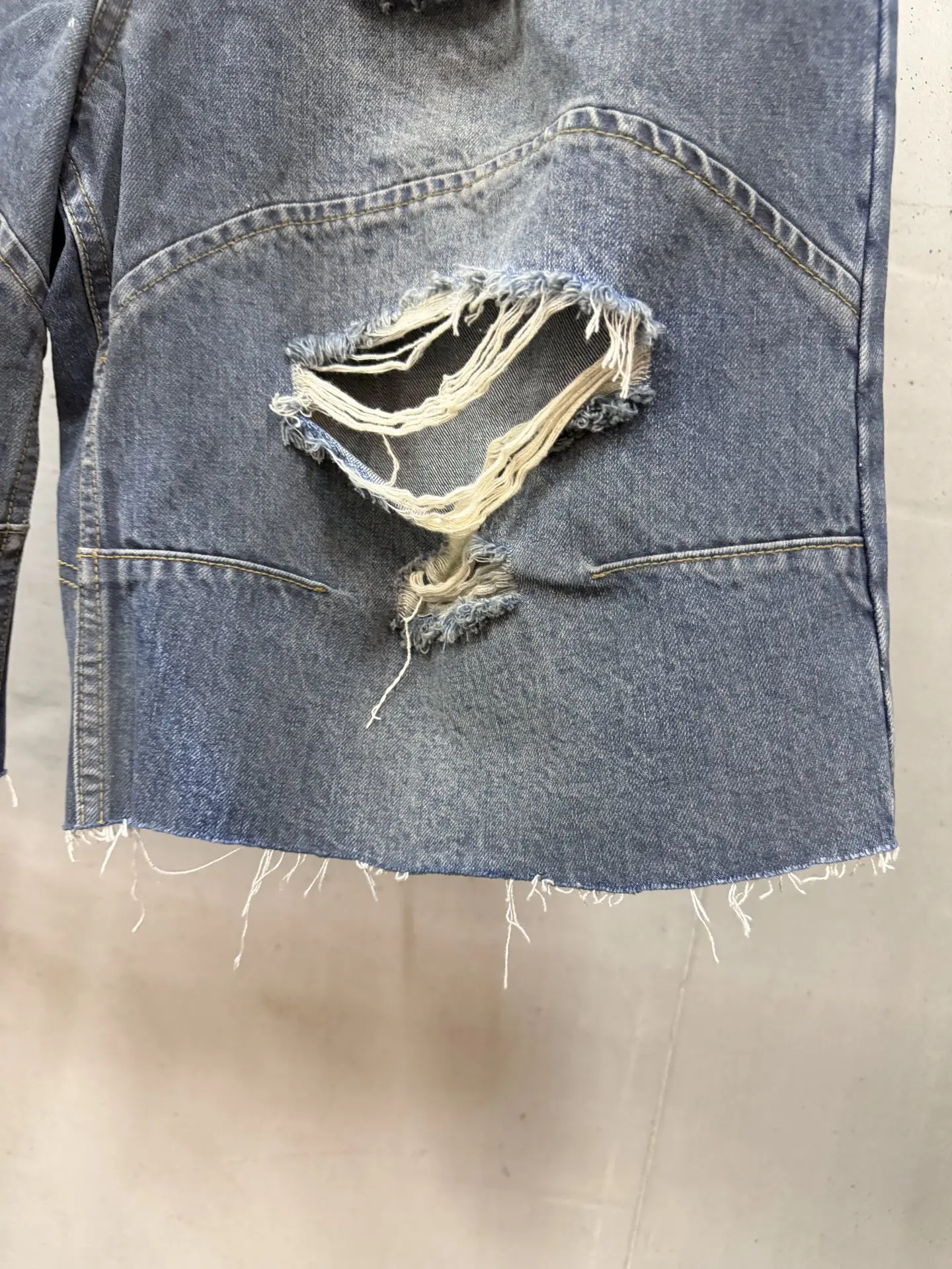 Baggy Distressed Denim Shorts D24518721 — view 15