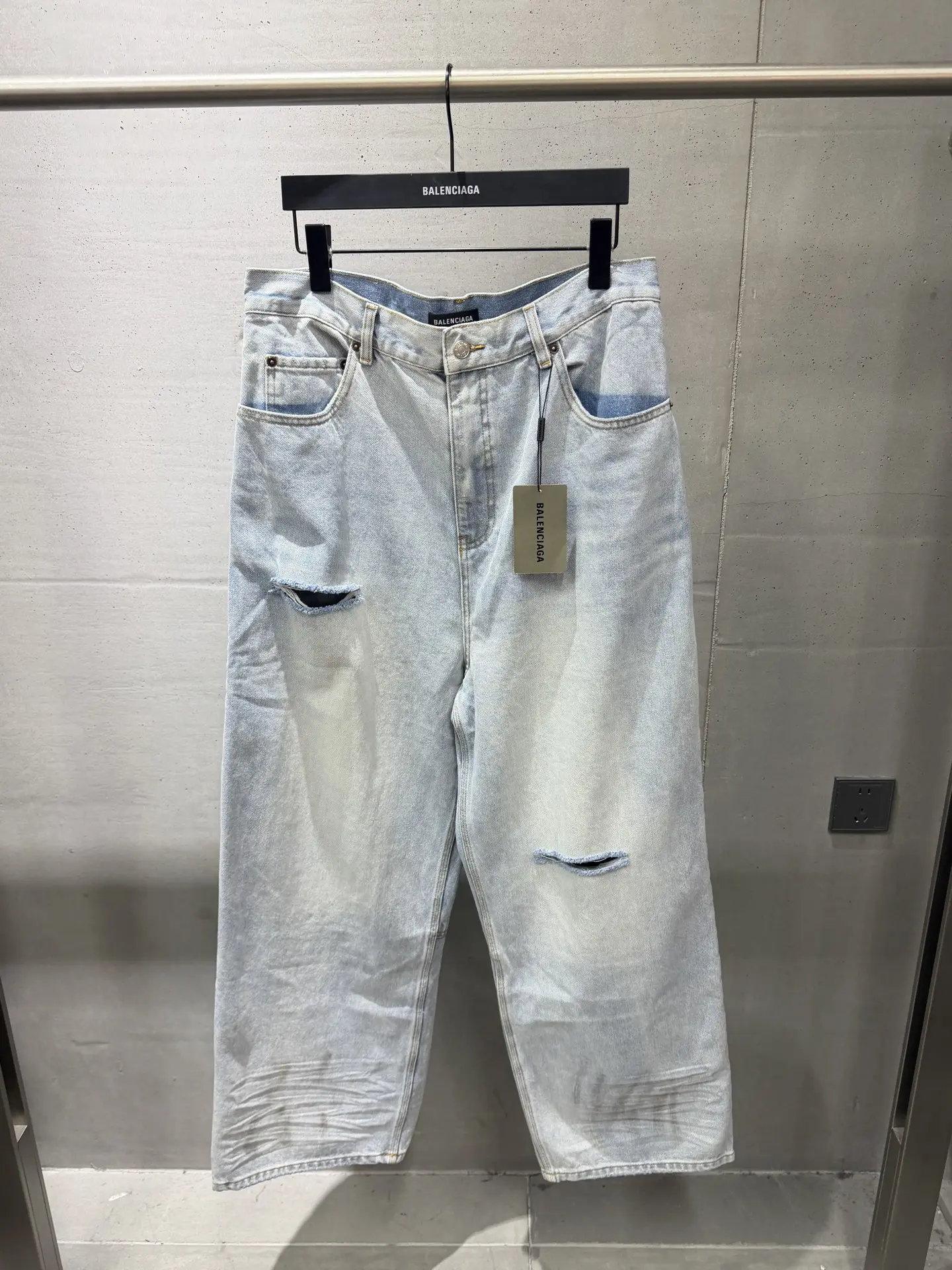 Distressed Wide-Leg Denim Jeans D21020567