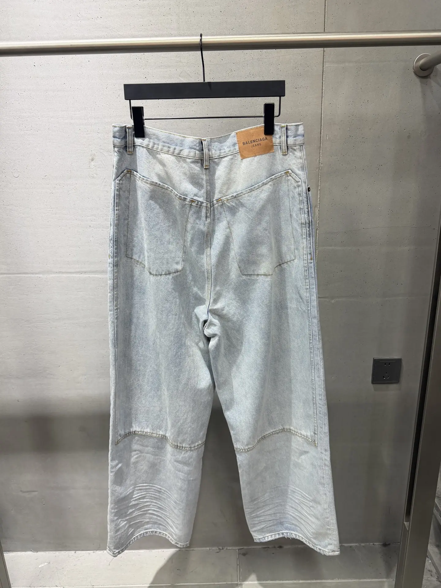 Distressed Wide-Leg Denim Jeans D21020567 — view 2