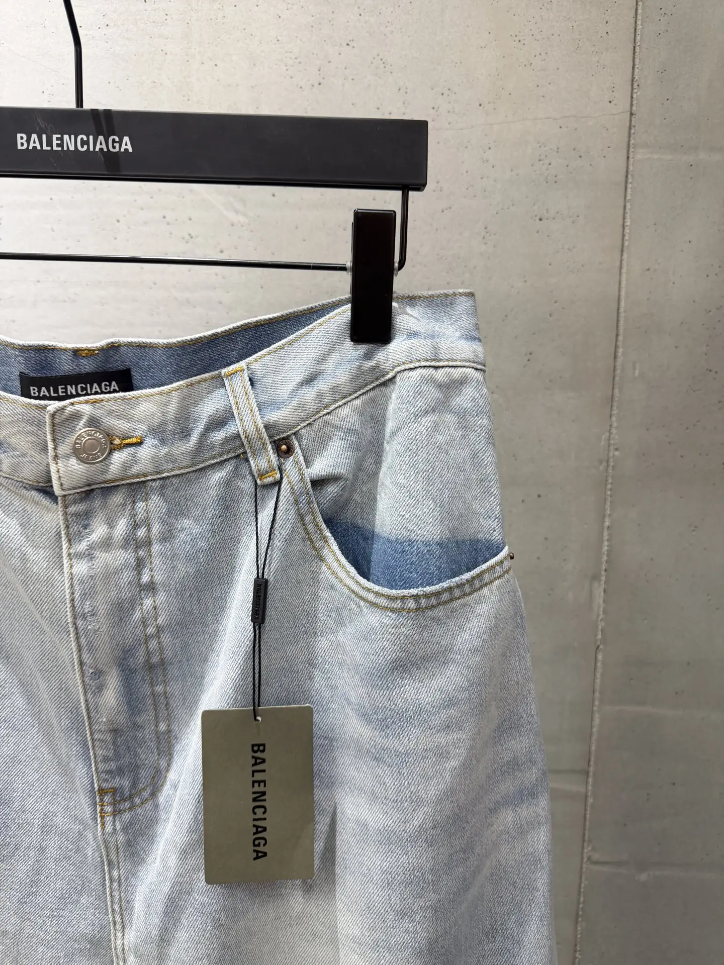 Distressed Wide-Leg Denim Jeans D21020567 — view 4