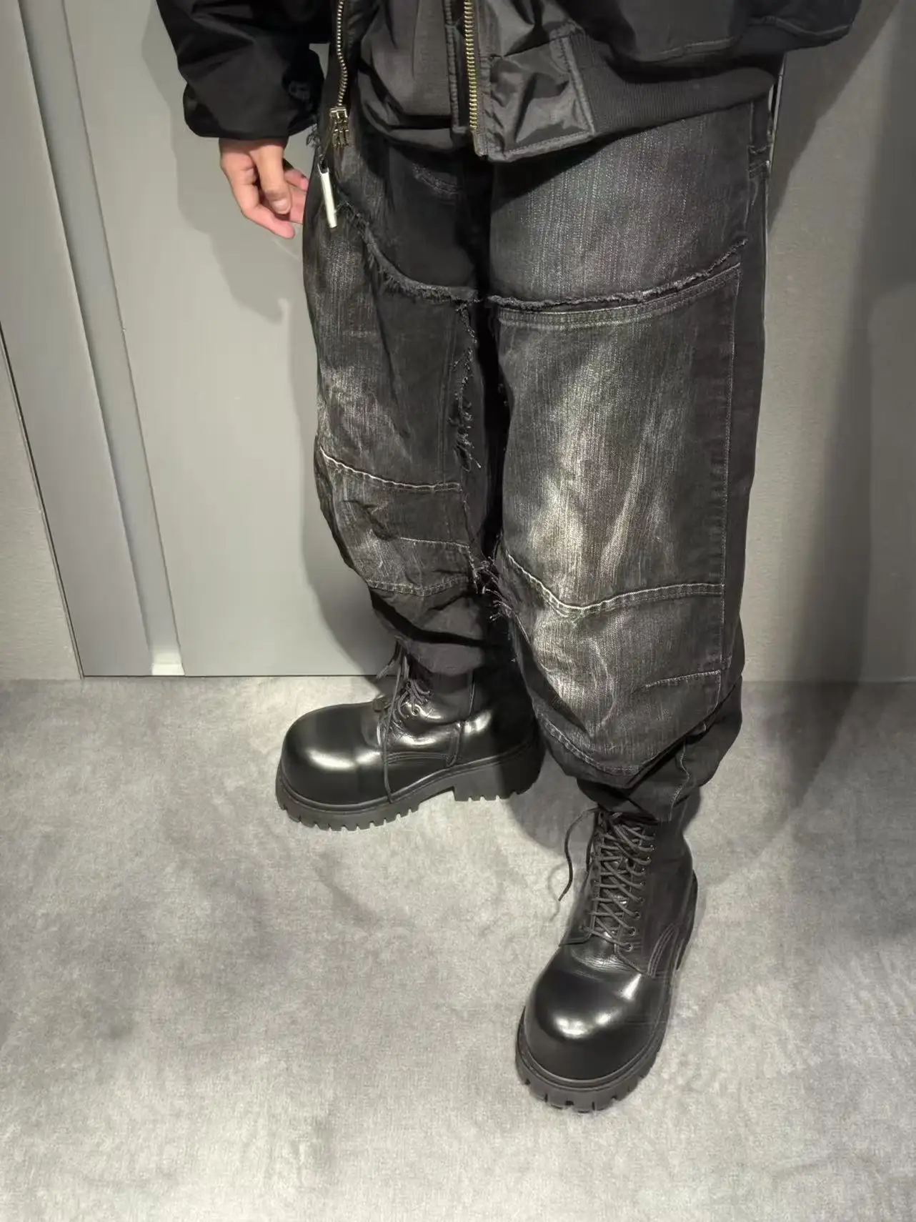 Faded Multi-Pocket Cargo Jeans D25018681 — view 6