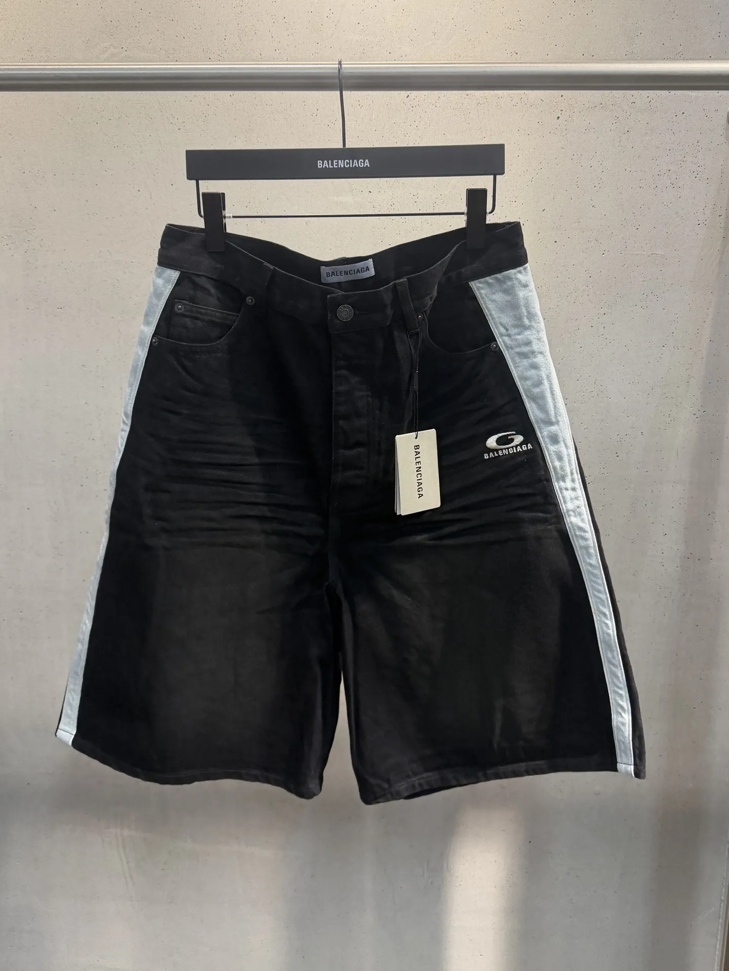 Contrast Stripe Logo Denim Shorts D20520574