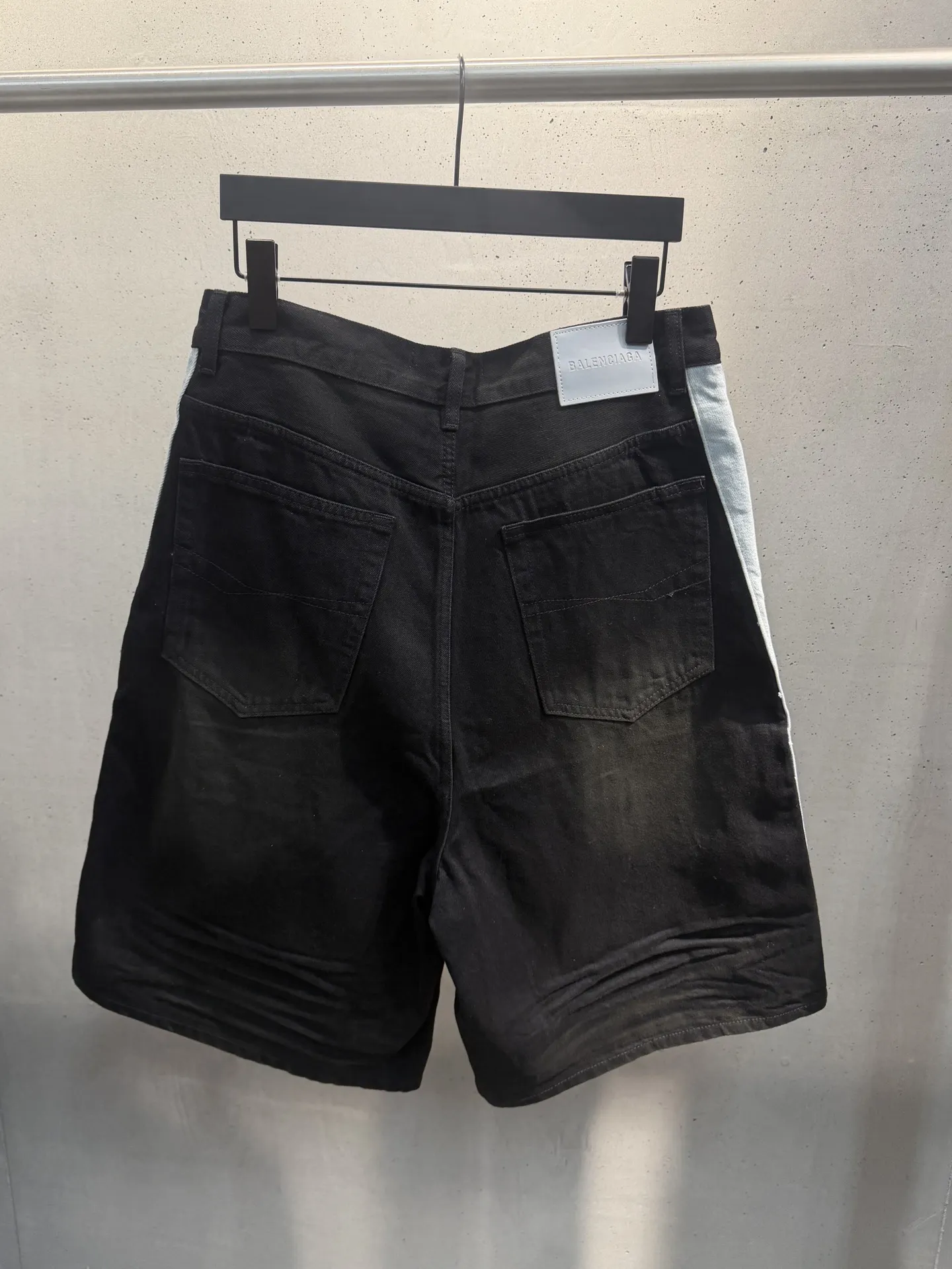 Contrast Stripe Logo Denim Shorts D20520574 — view 2