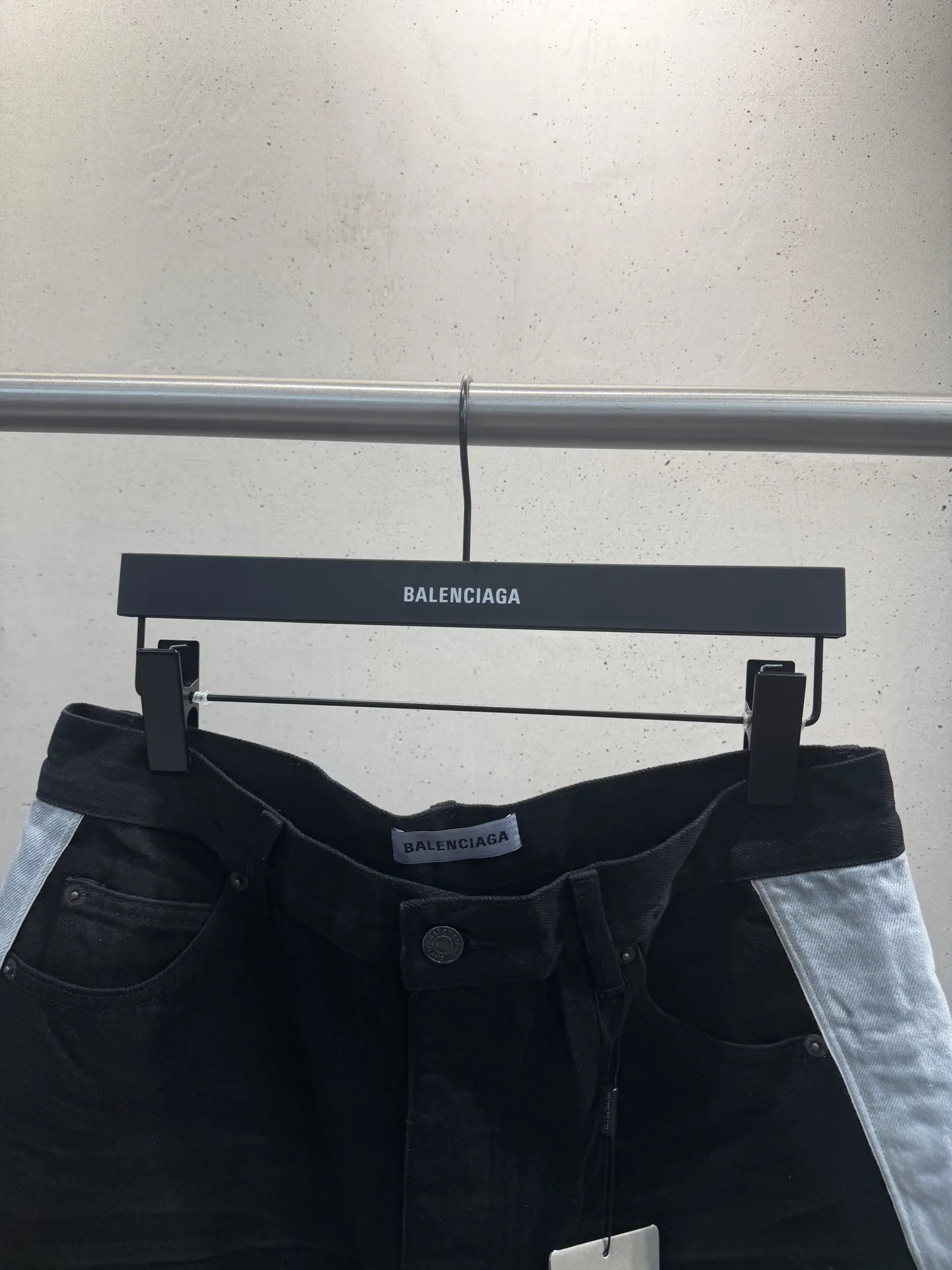 Contrast Stripe Logo Denim Shorts D20520574 — view 3