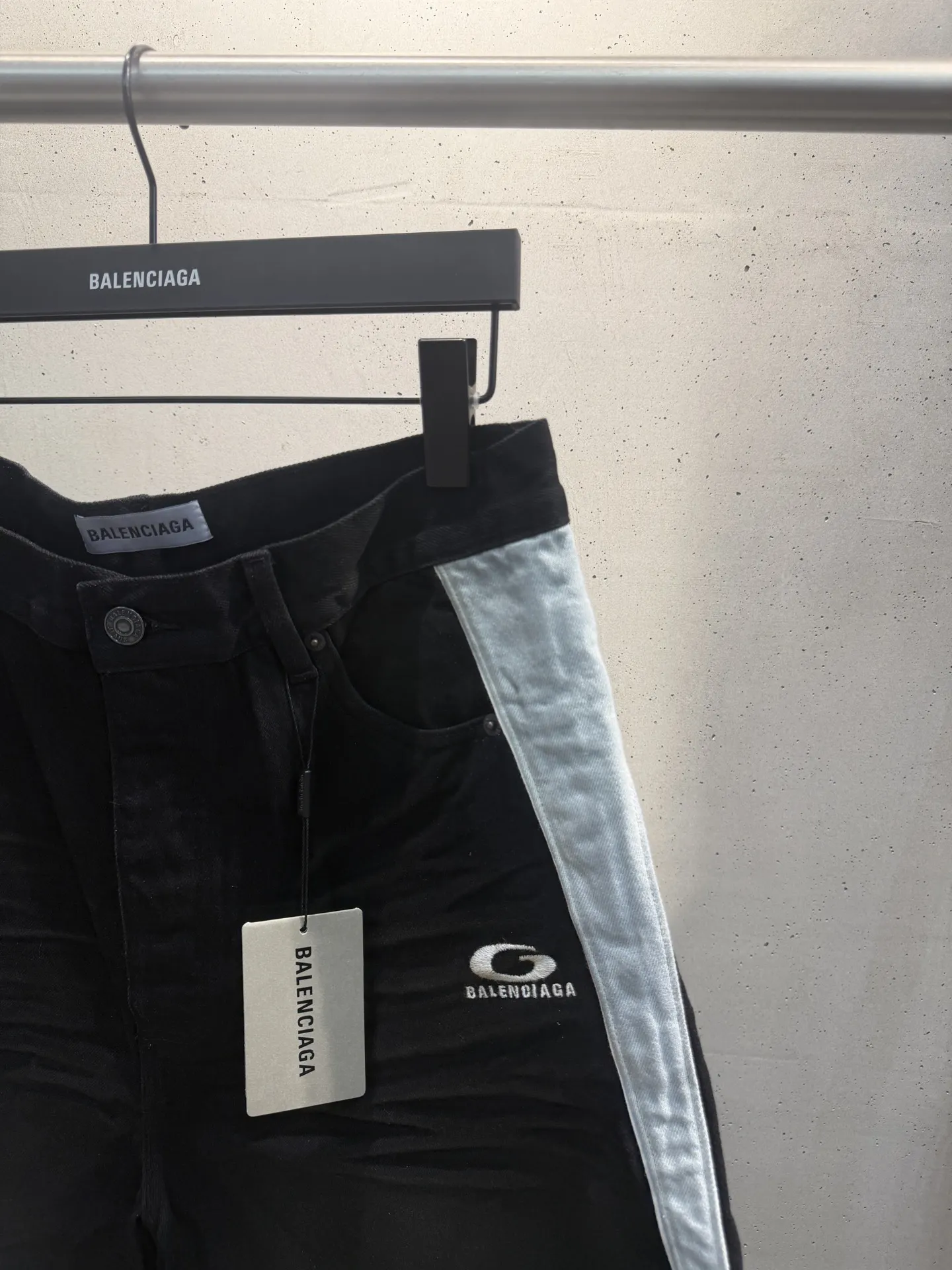 Contrast Stripe Logo Denim Shorts D20520574 — view 4