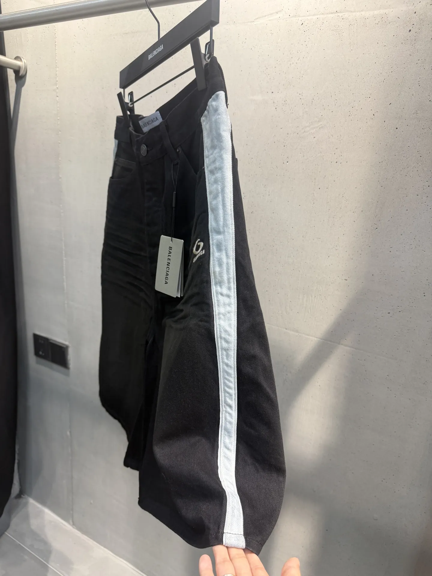 Contrast Stripe Logo Denim Shorts D20520574 — view 6