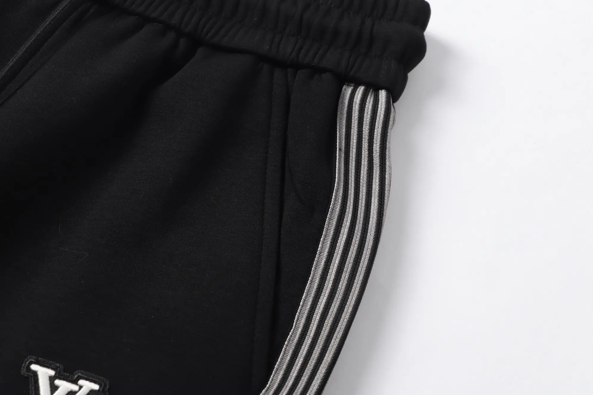 Logo Patch Striped Trim Casual Shorts D14011017 — view 4