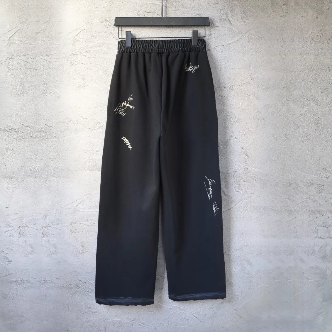 Signature Print Distressed Sweatpants D27921312 — view 2