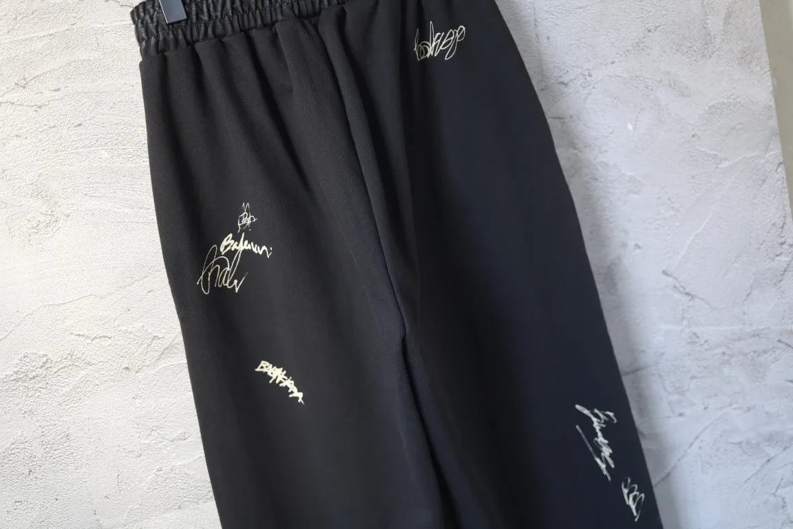 Signature Print Distressed Sweatpants D27921312 — view 3