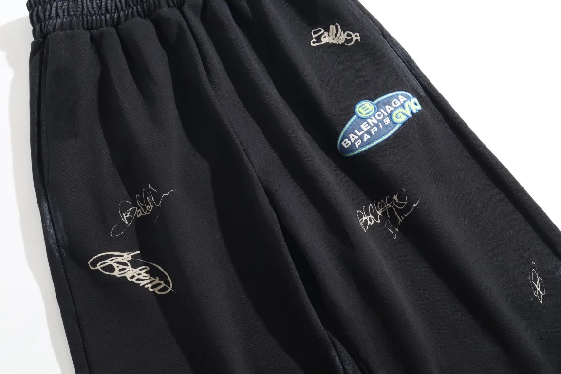 Signature Print Distressed Sweatpants D27921312 — view 14