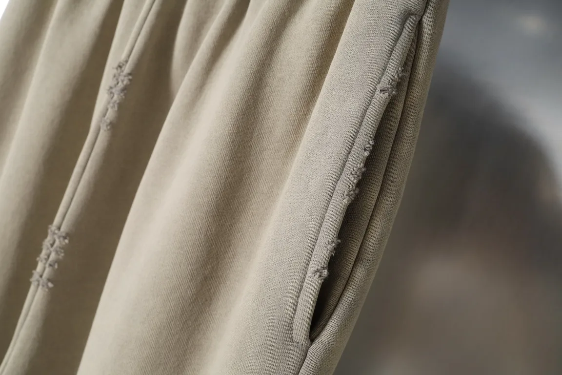 Hand-Painted Distressed Graphic Sweatpants D30912590 — view 6
