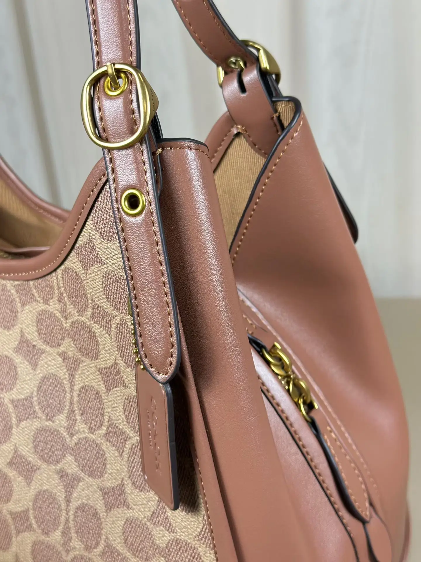 Erin Signature Canvas Shoulder Bag D39018078 — view 5