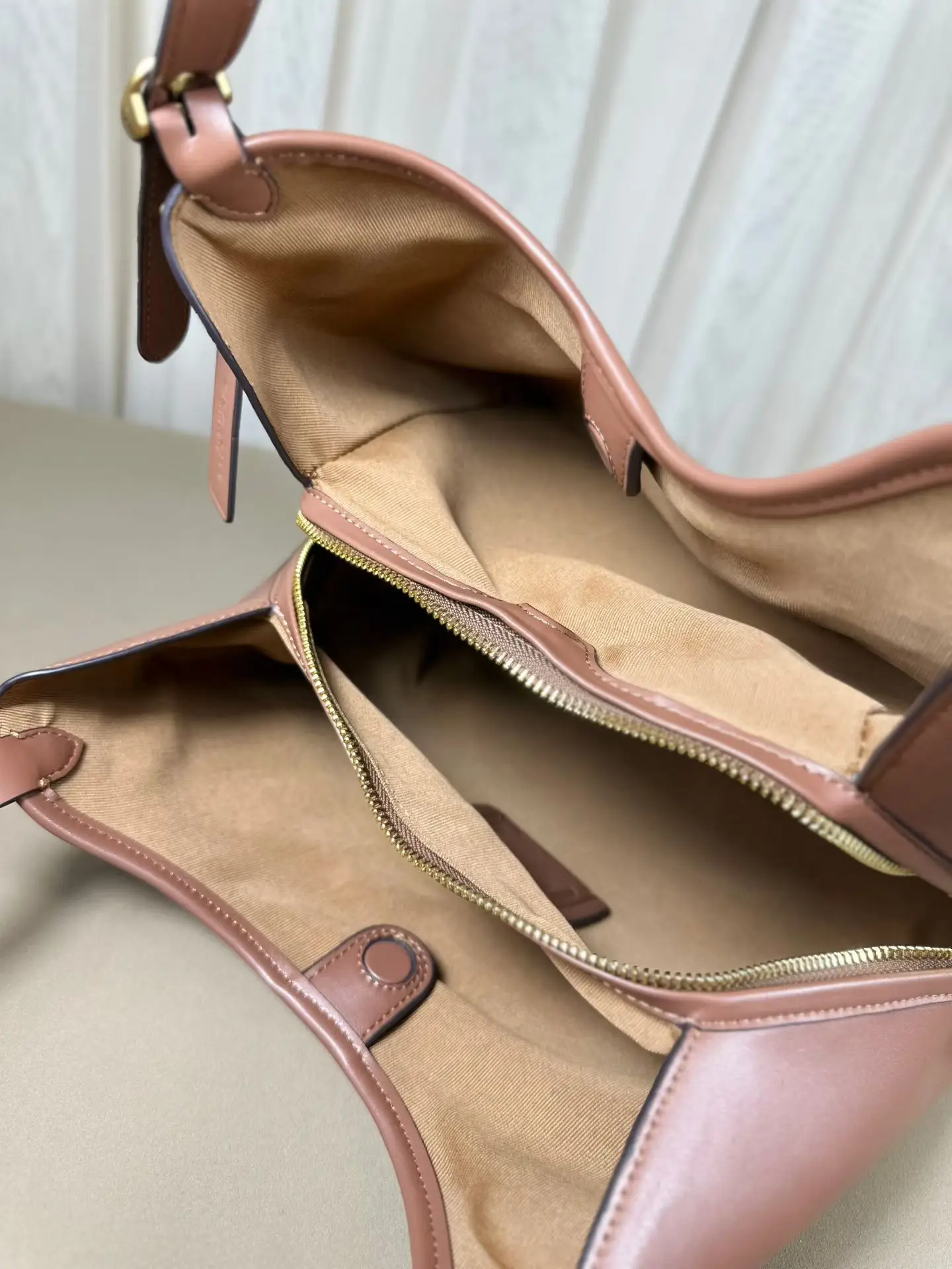 Erin Signature Canvas Shoulder Bag D39018078 — view 8