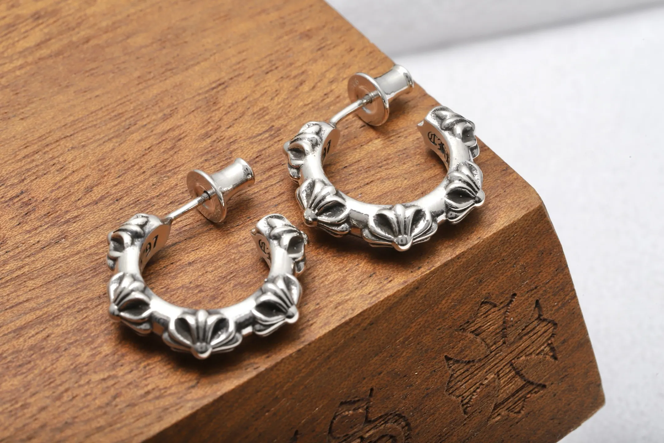 Chrome Hearts-Inspired Cross Flower Hoop Earrings D34017894 — view 3
