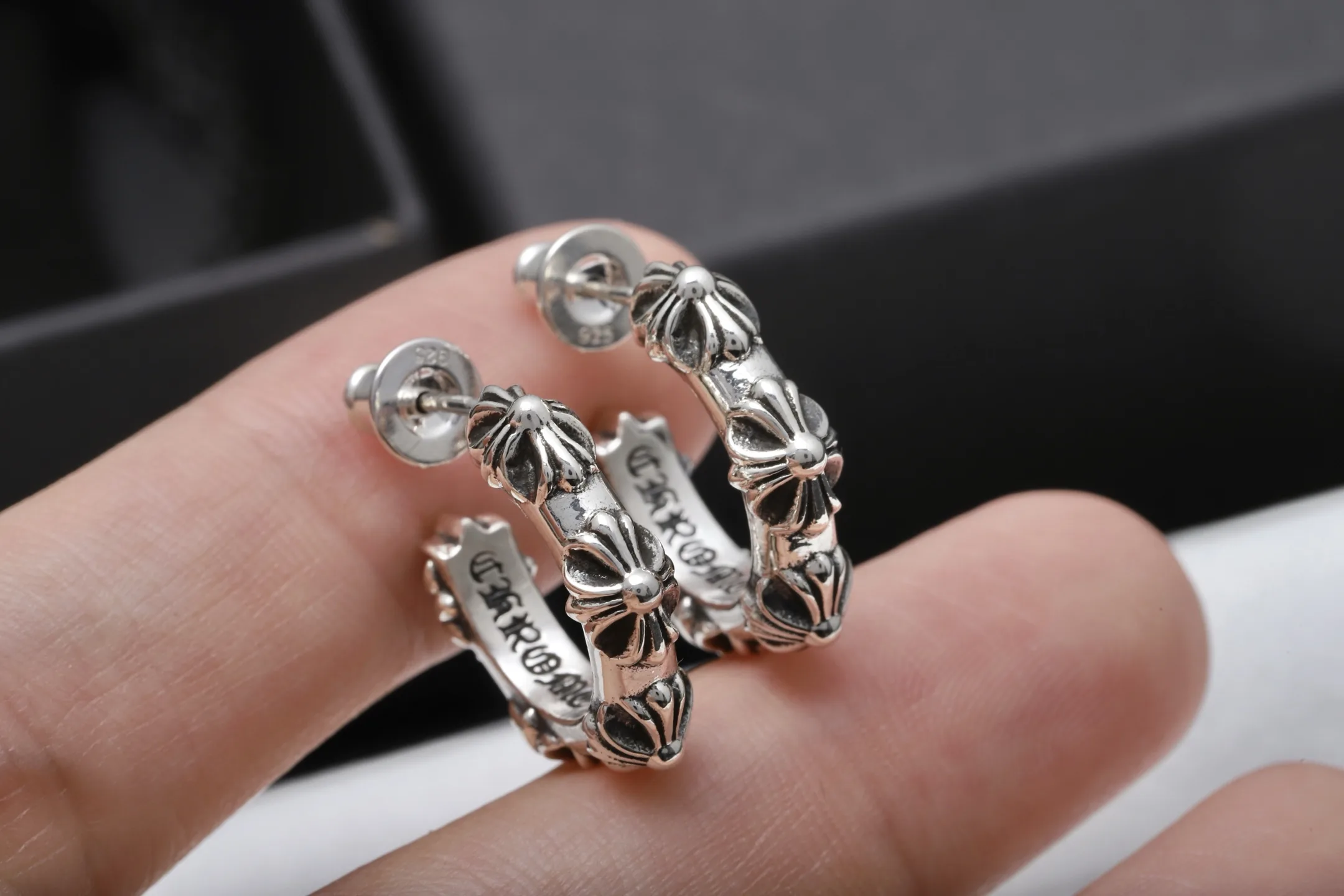 Chrome Hearts-Inspired Cross Flower Hoop Earrings D34017894 — view 6
