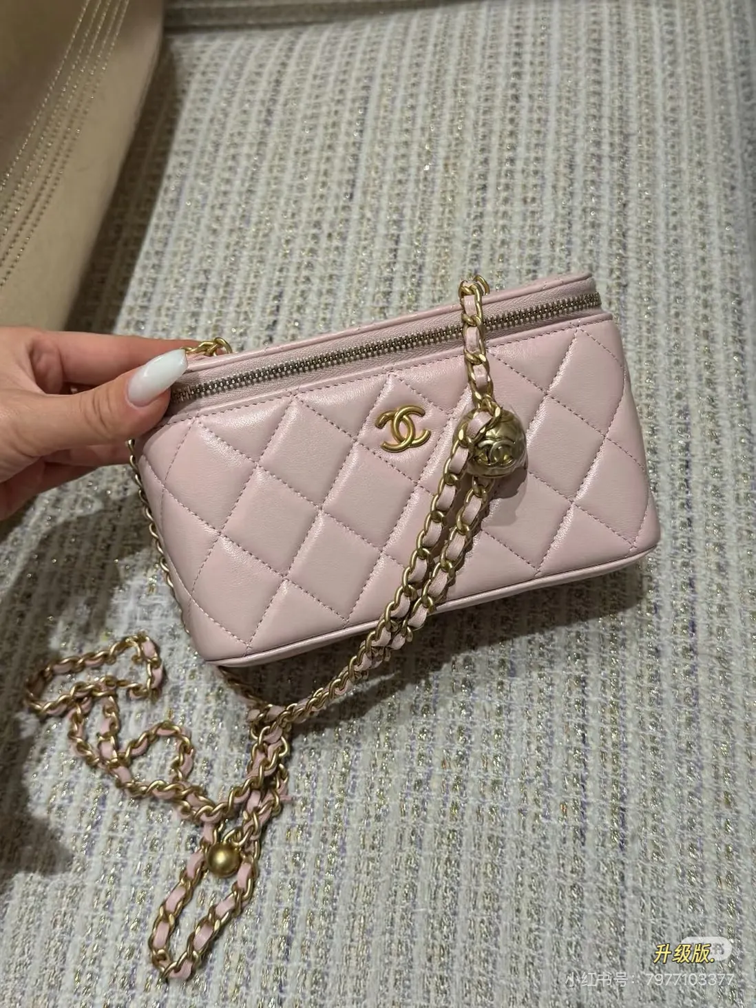 Quilted Leather Cosmetic Case with Chain D28018011 — view 2