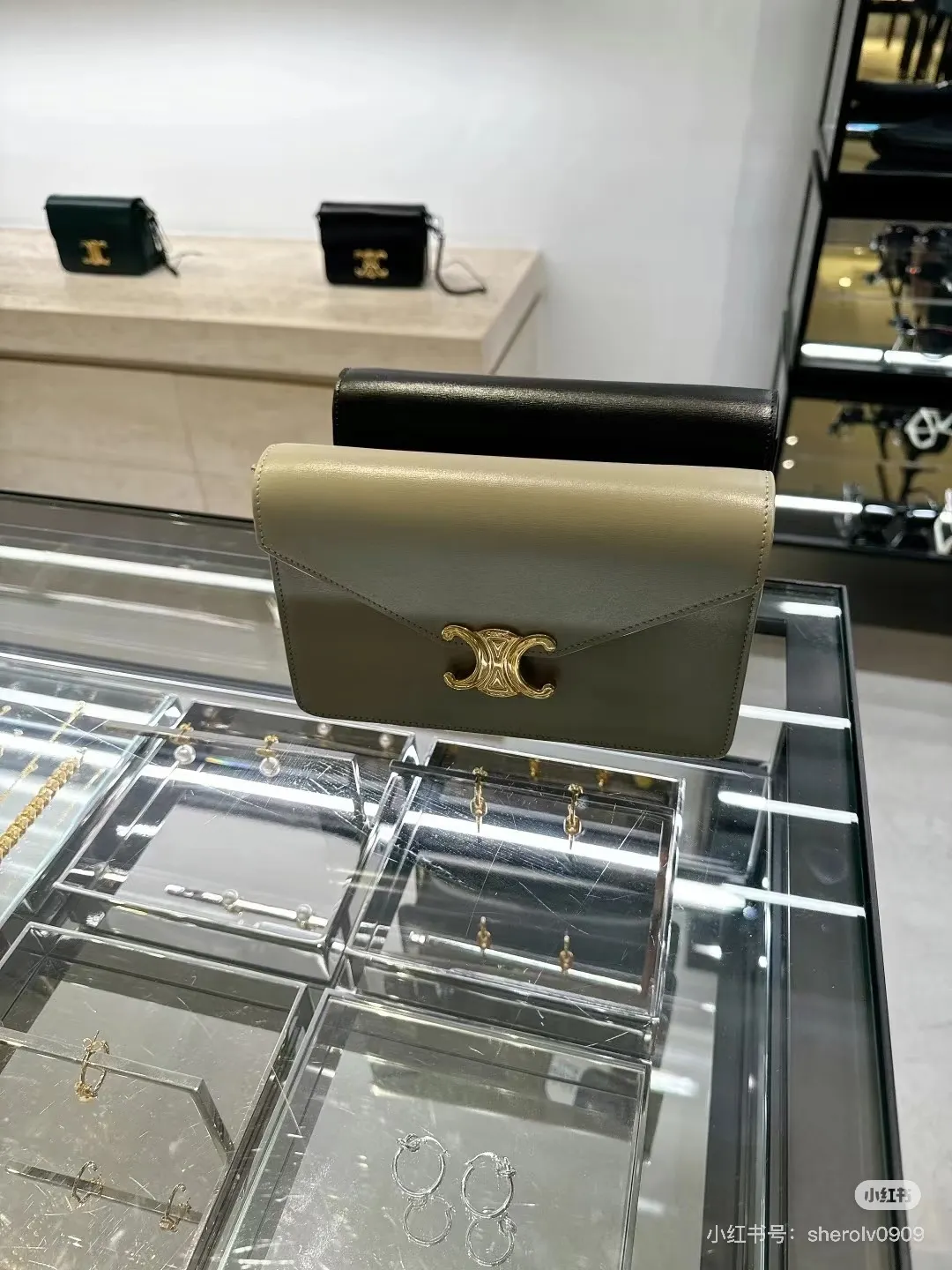 Triomphe Envelope Chain Bag D28018492 — view 9