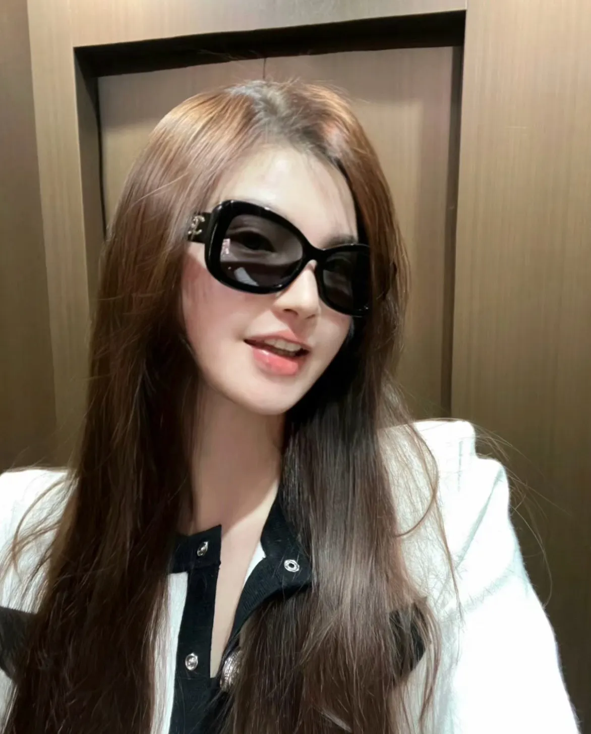 Chanel Double Logo Embellished Sunglasses D20018542 — view 3