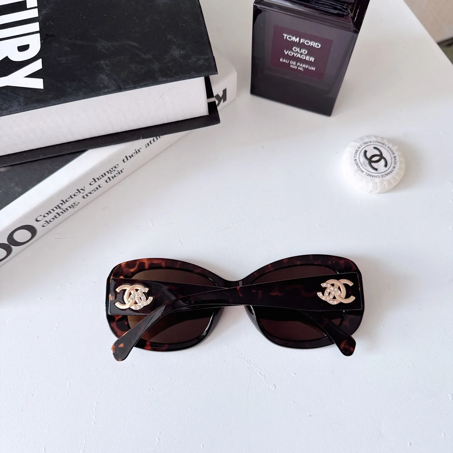 Chanel Double Logo Embellished Sunglasses D20018544 — view 3
