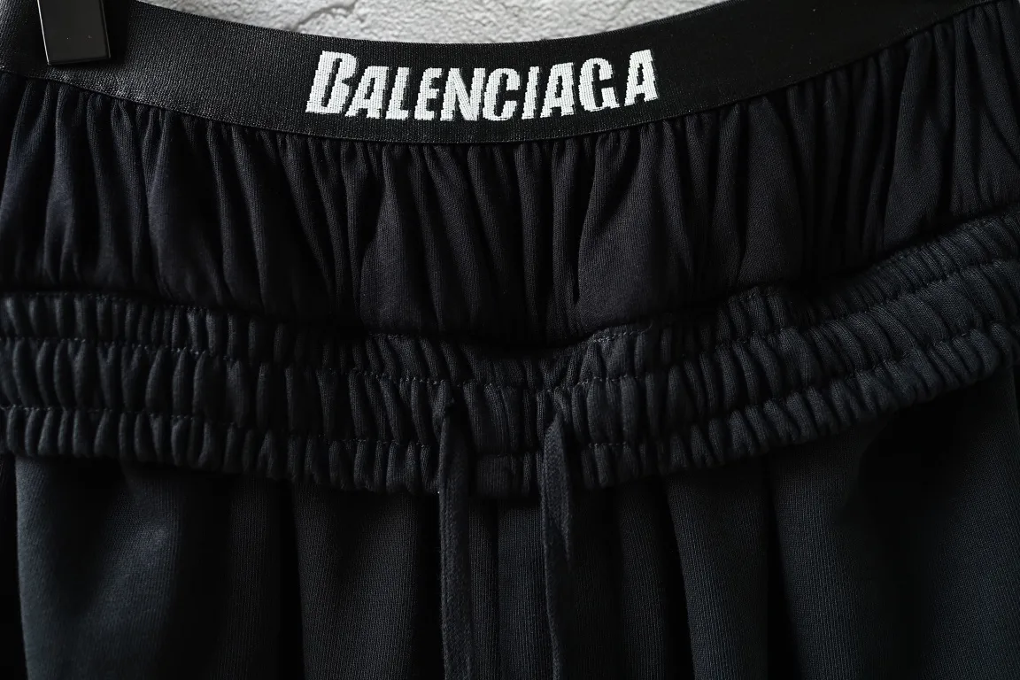 Trompe L'oeil Double-Waistband Sweat Shorts D21921321 — view 4