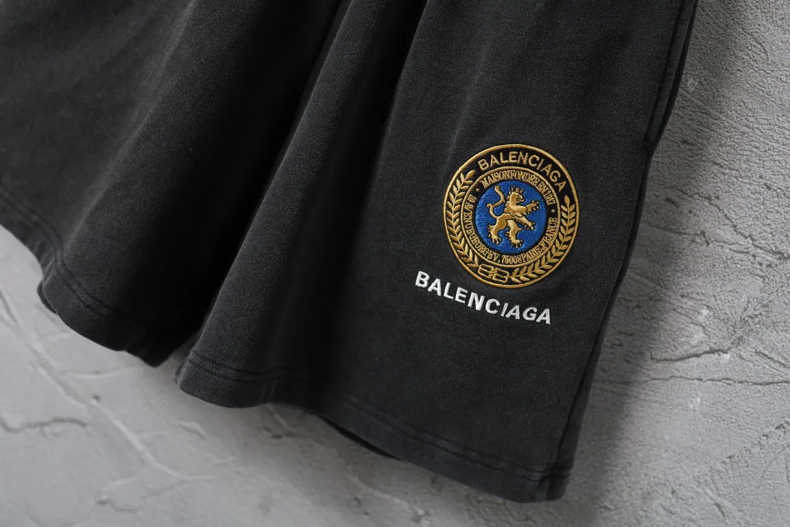 Embroidered Crest Washed Cotton Shorts D19921302 — view 3