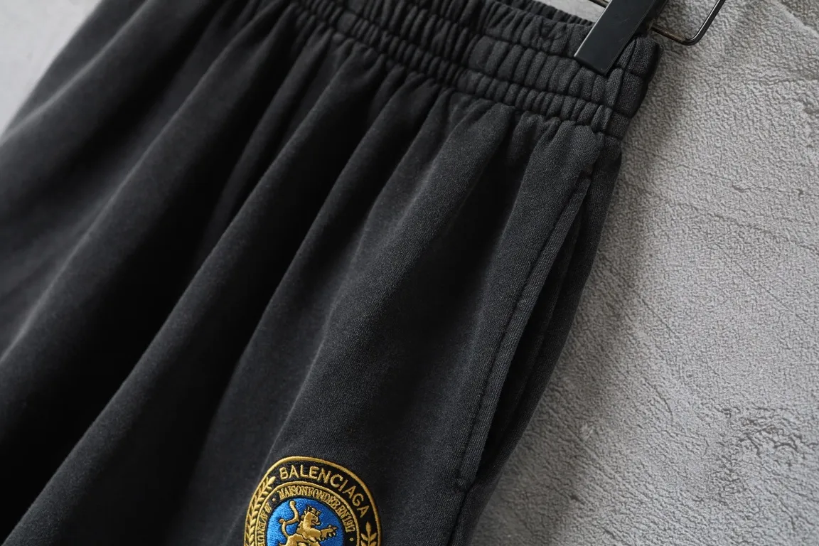 Embroidered Crest Washed Cotton Shorts D19921302 — view 6