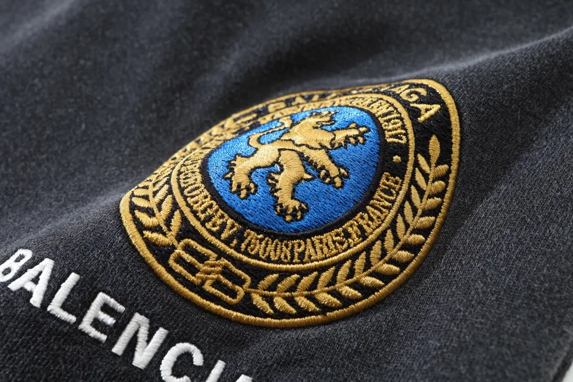 Embroidered Crest Washed Cotton Shorts D19921302 — view 13