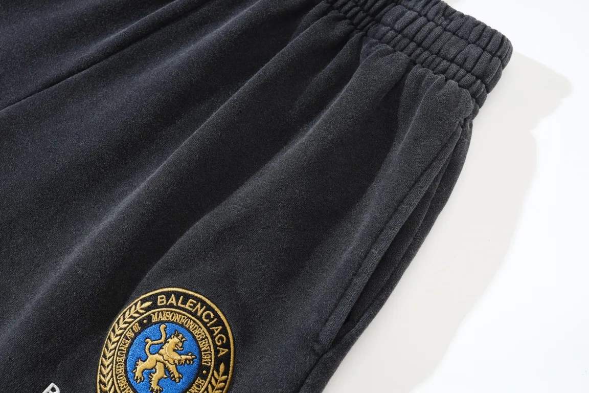 Embroidered Crest Washed Cotton Shorts D19921302 — view 14