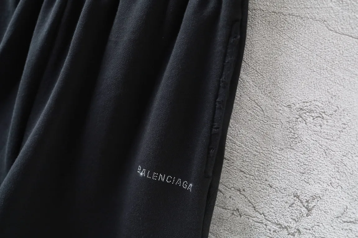 Distressed Logo Rhinestone Sweat Shorts D19521305 — view 4