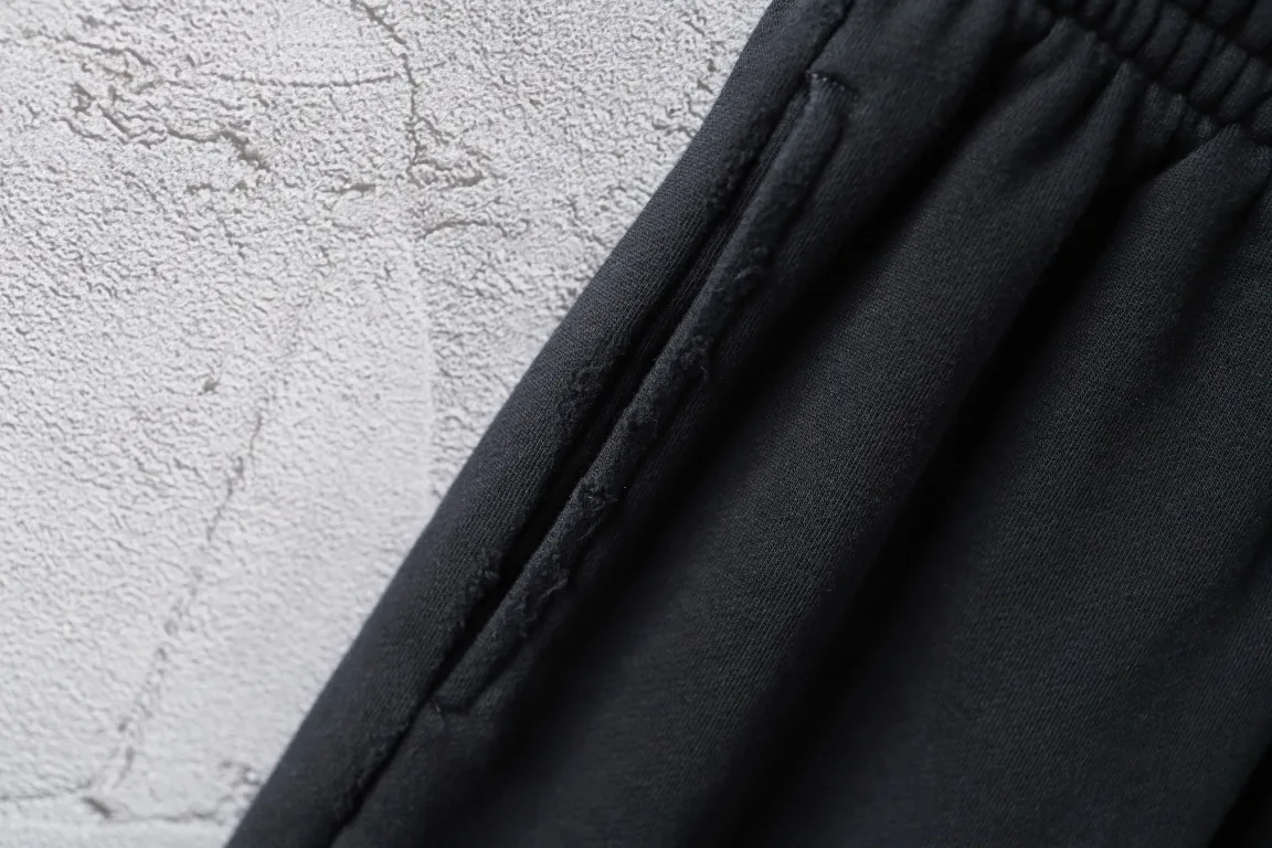 Distressed Logo Rhinestone Sweat Shorts D19521305 — view 7