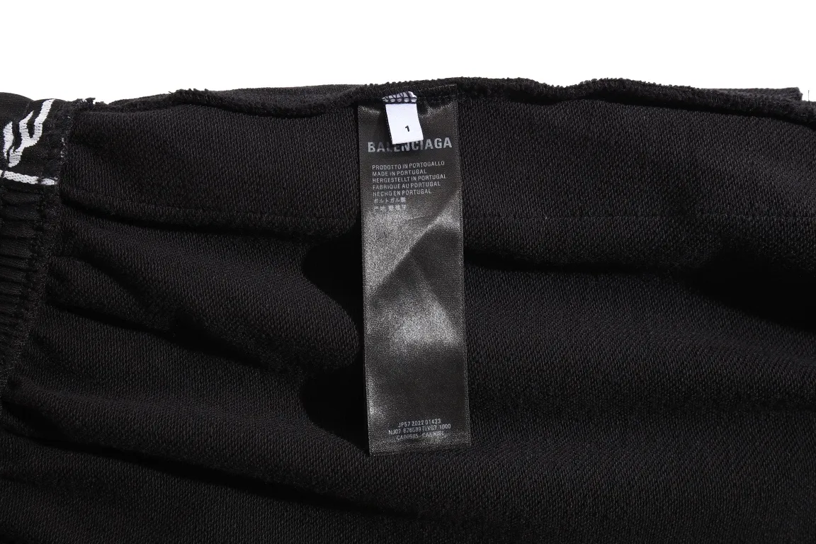 3B Embroidered Logo Tape Sweat Shorts D19521294 — view 18