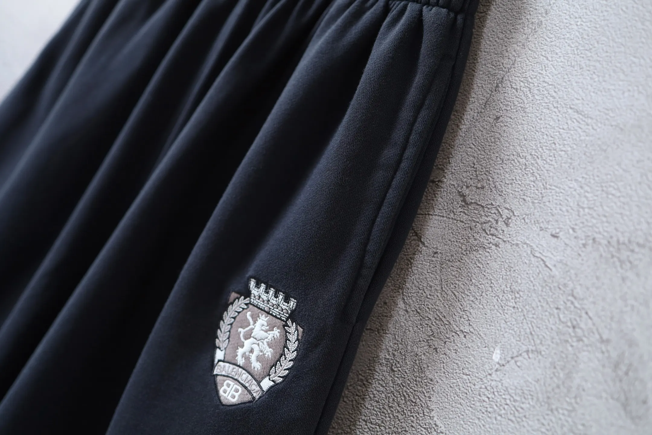 Embroidered Crest Cotton-Jersey Shorts D19921285 — view 22