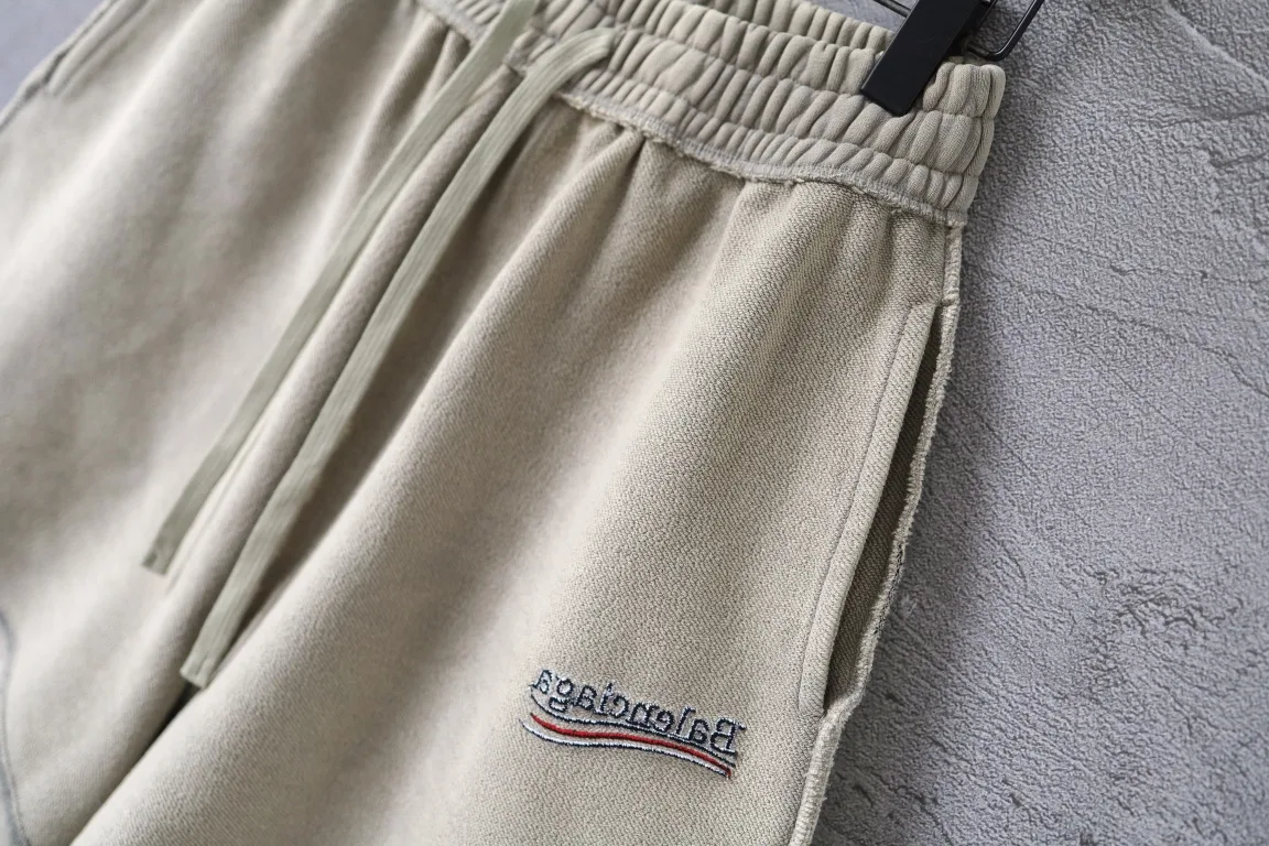 Logo Embroidered Raw-Edge Sweat Shorts D22521316 — view 4