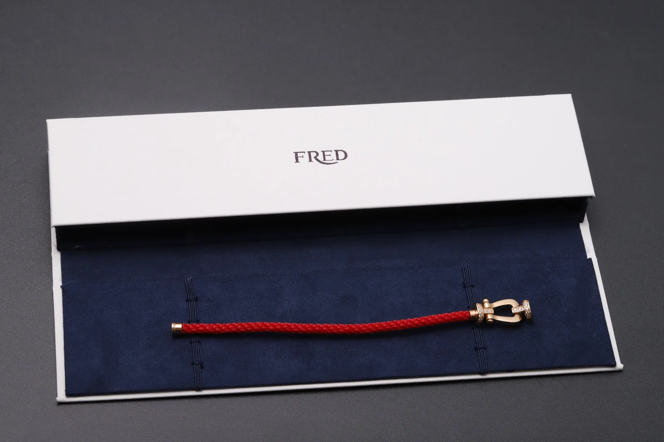 Force 10 Horseshoe Red Cord Bracelet D22017119 — view 2