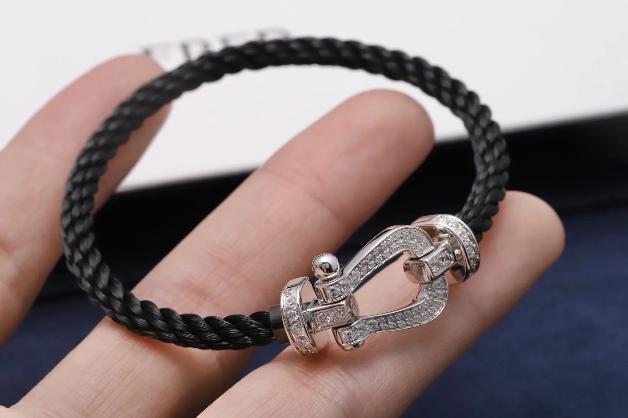Large Horseshoe Buckle Braided Rope Bracelet D22017116 — view 4