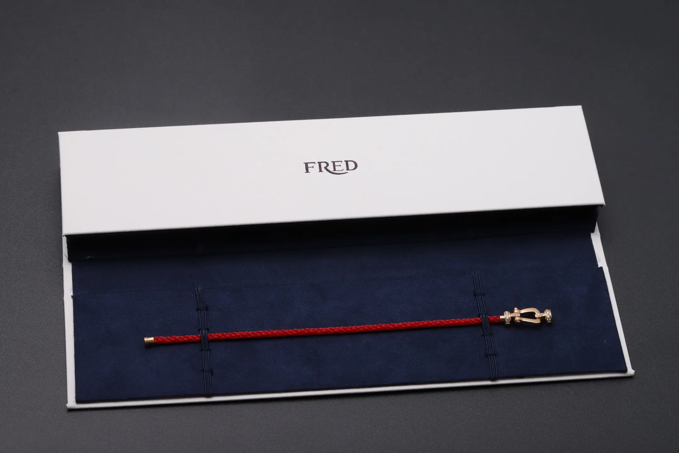 Force 10 Horseshoe Red Cord Bracelet D20017113 — view 2