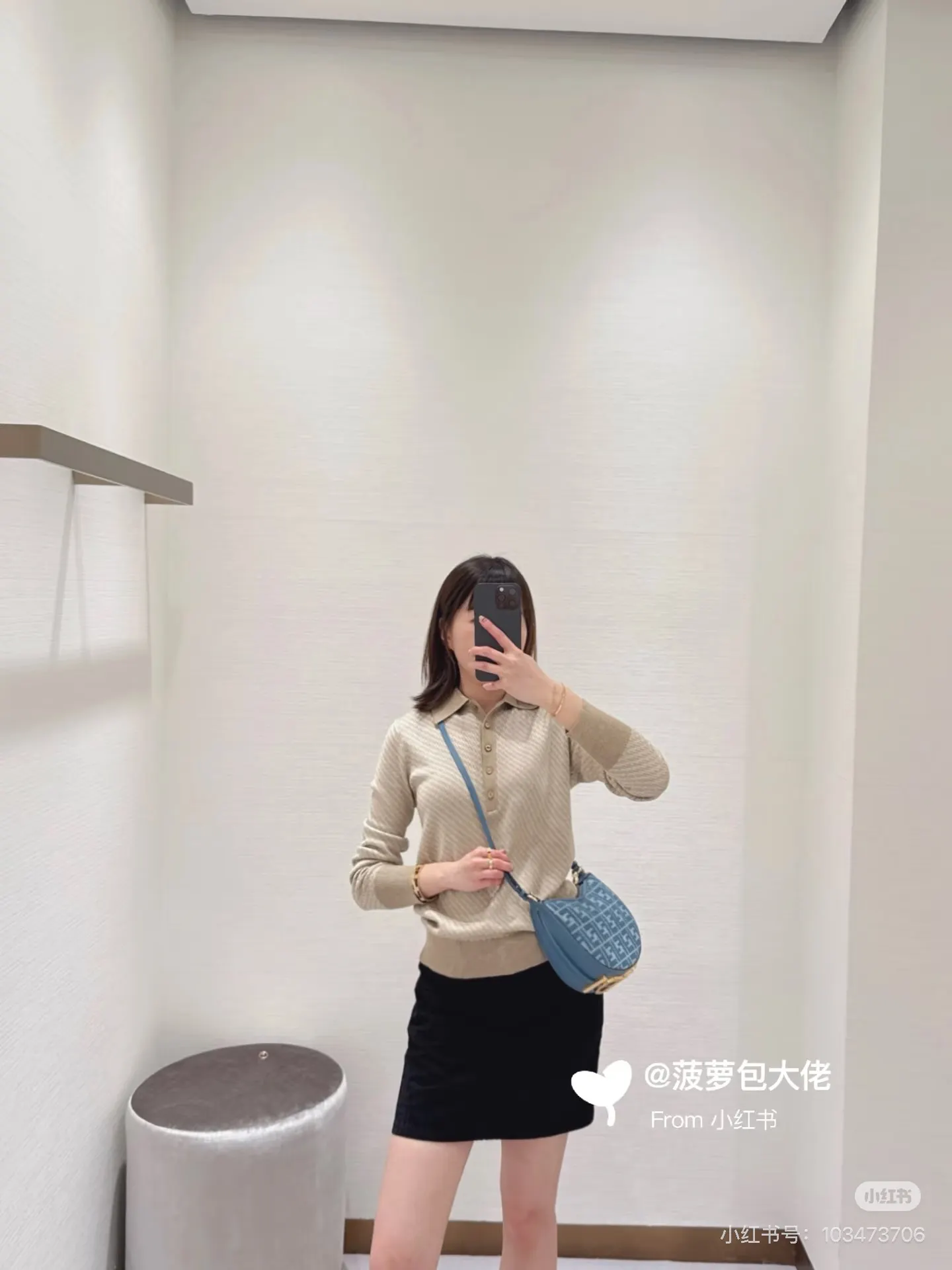 Fendi Croissant Shoulder Bag D32018223 — view 2